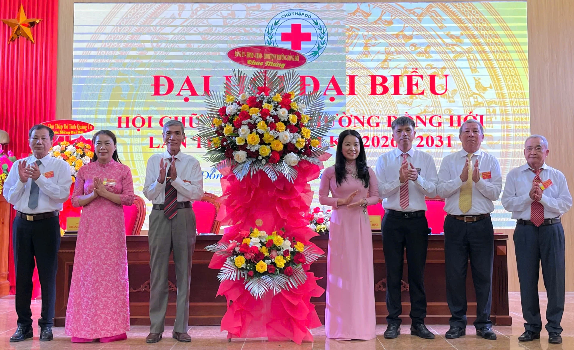 Đại diện lãnh đạo phường Đồng Hới tặng hoa chúc mừng đại hội - Ảnh: H.Tr.