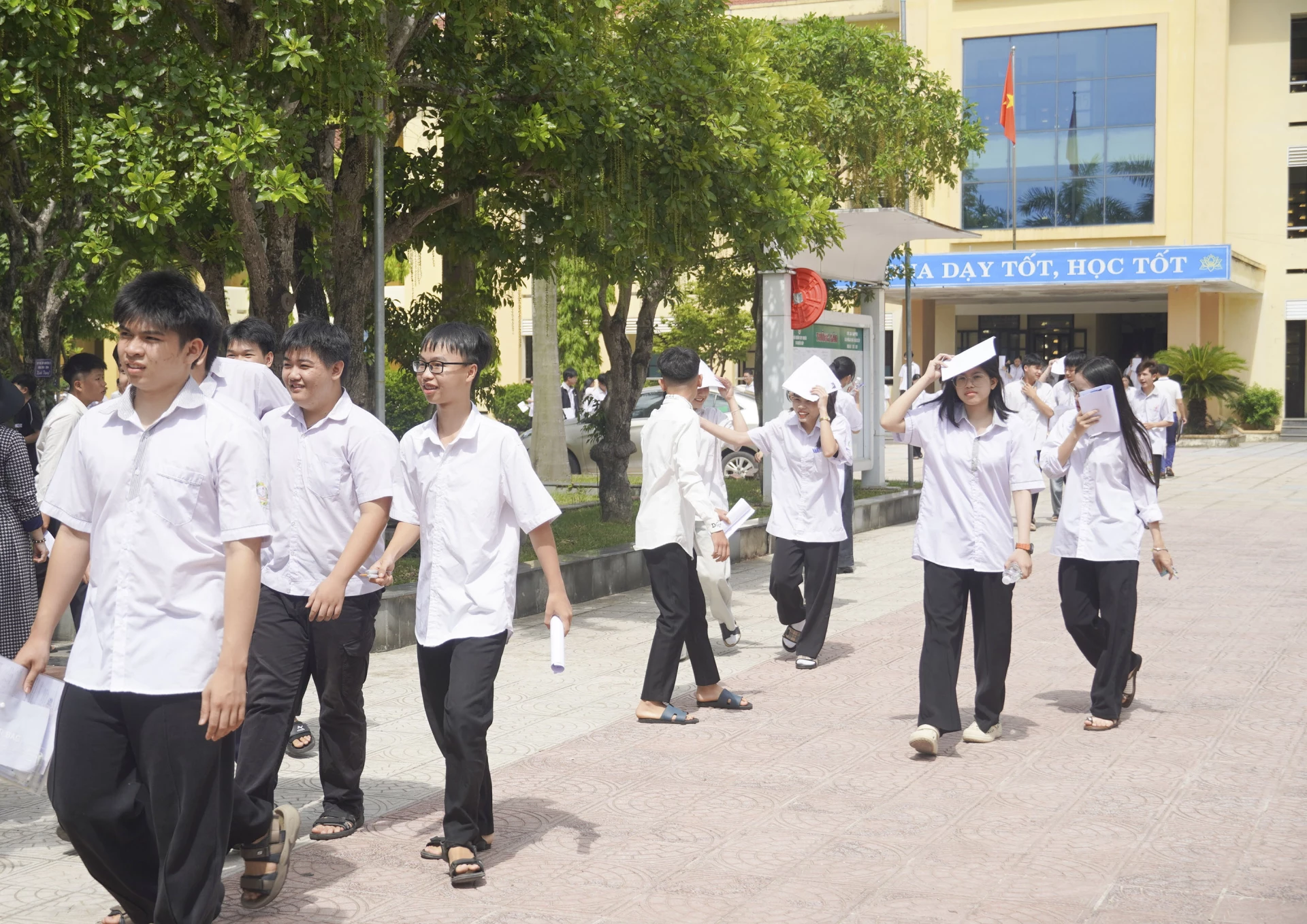 Thi tuyển sinh vào lớp 10 THPT và tốt nghiệp THPT là 2 sự kiện có ý nghĩa đặc biệt quan trọng của ngành Giáo dục và Đào tạo - Ảnh: Nh.V