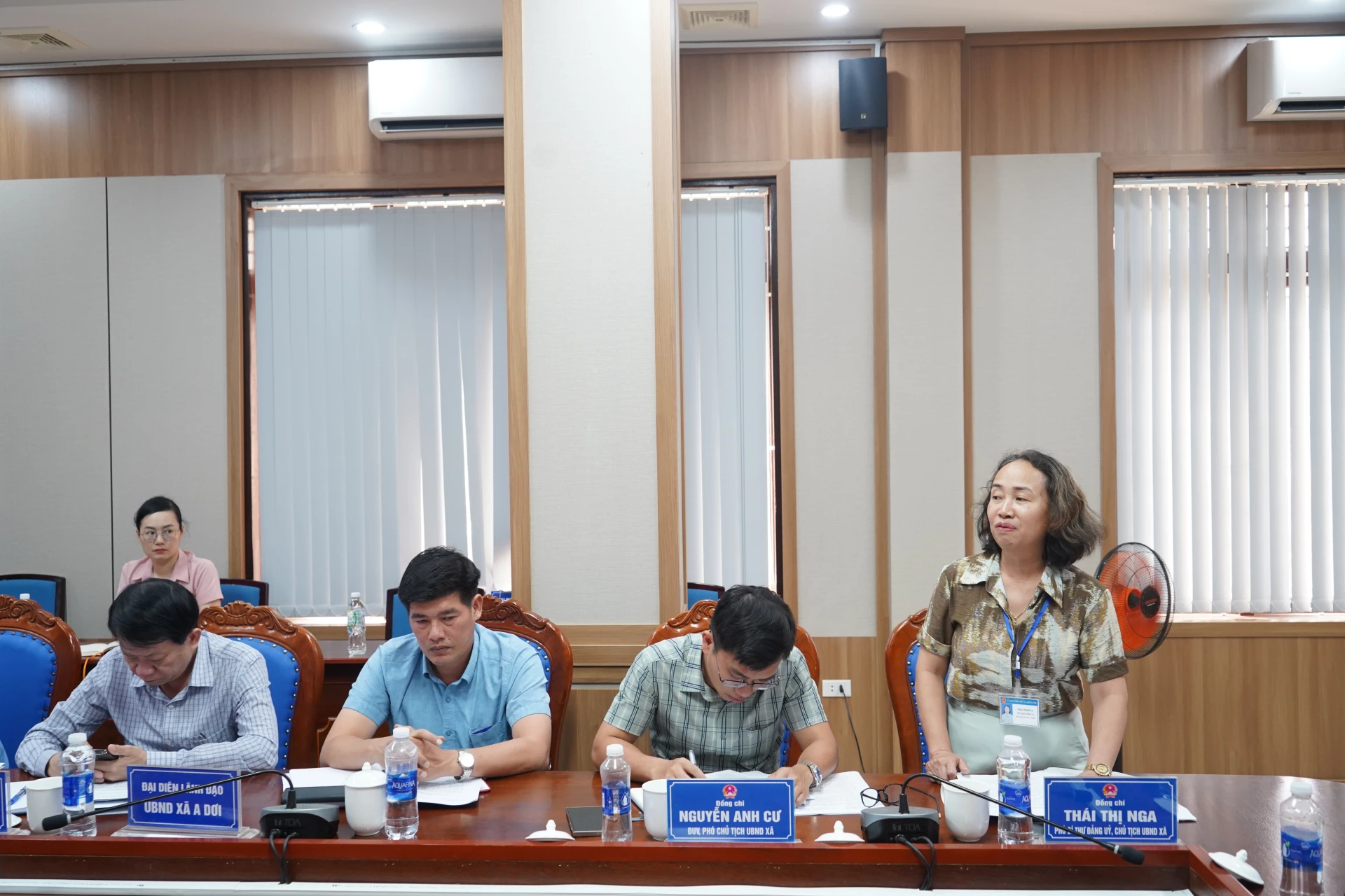 Lãnh đạo UBND xã Khe Sanh báo cáo tiến độ thực hiện nhiệm vụ được giao - Ảnh: Hoàng Hùng