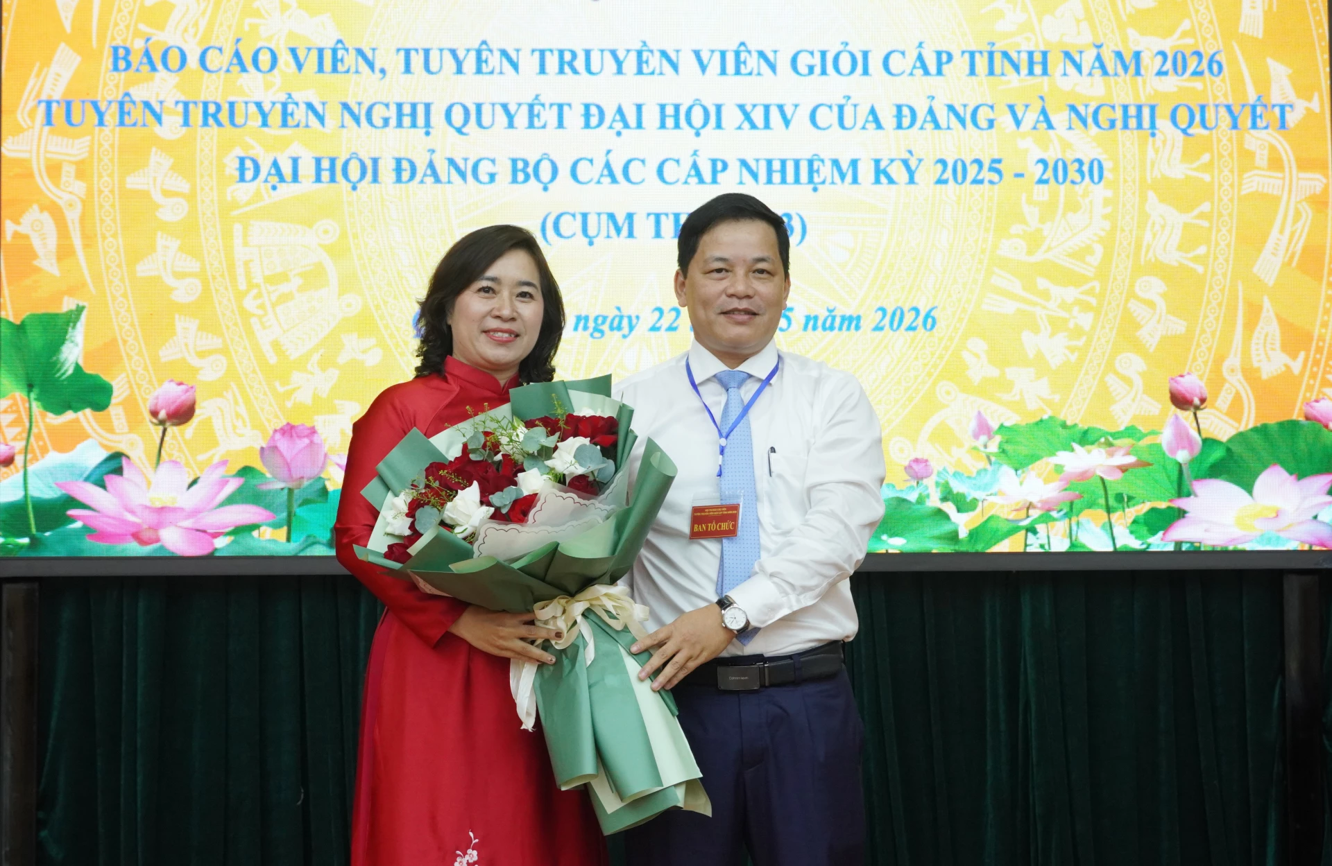 Đại diện lãnh đạo Ban Tuyên giáo và Dân vận Tỉnh ủy tặng hoa chúc mừng thí sinh giành giải nhất - Ảnh: H.L