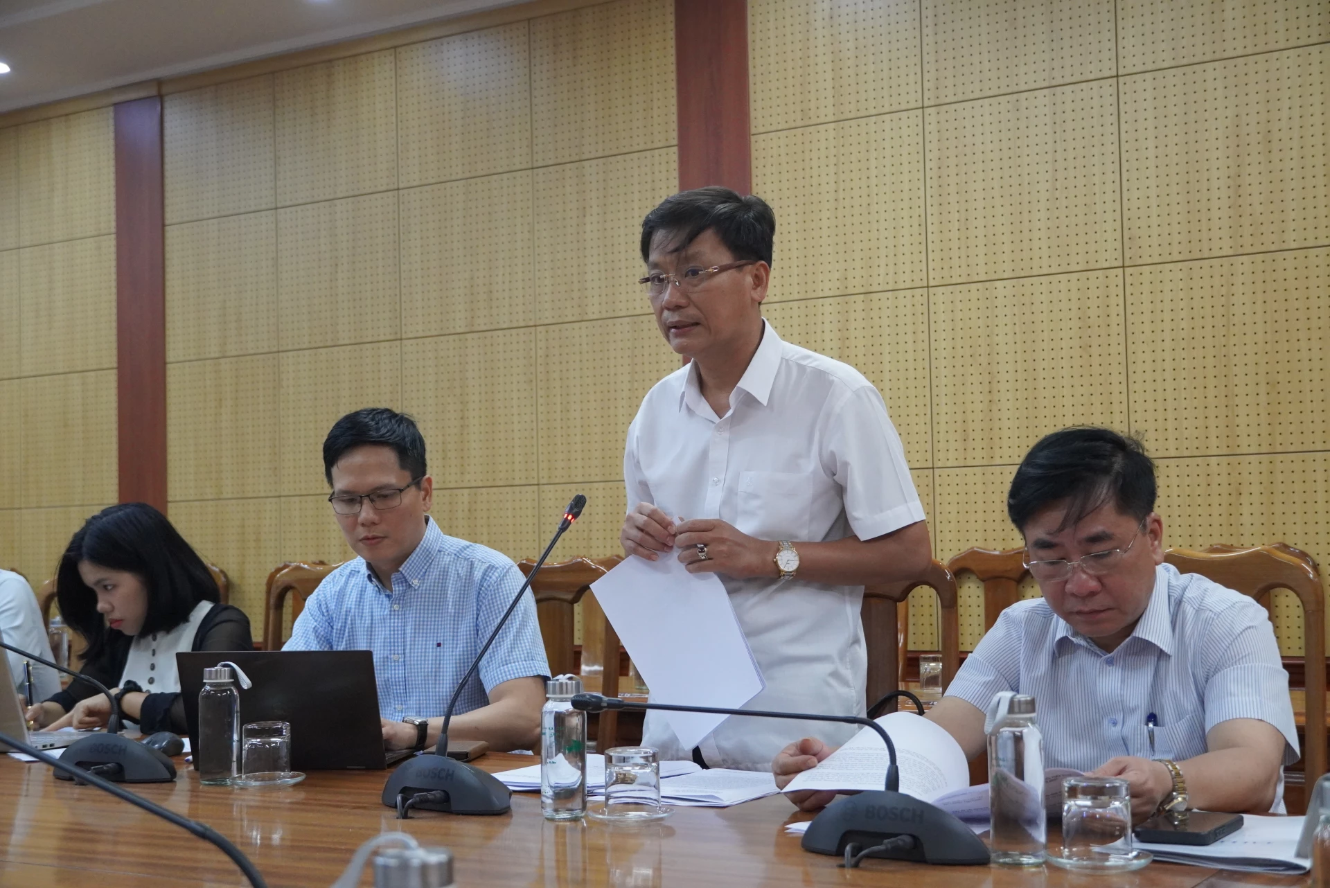 Đại diện Ban Quản lý Khu Kinh tế báo cáo công việc chuẩn bị đàm phán Hiệp định và nội dung rà soát, bổ sung hoàn thiện Đề án Khu thương mại qua biên giới Lao Bảo-Densavan - Ảnh: HL