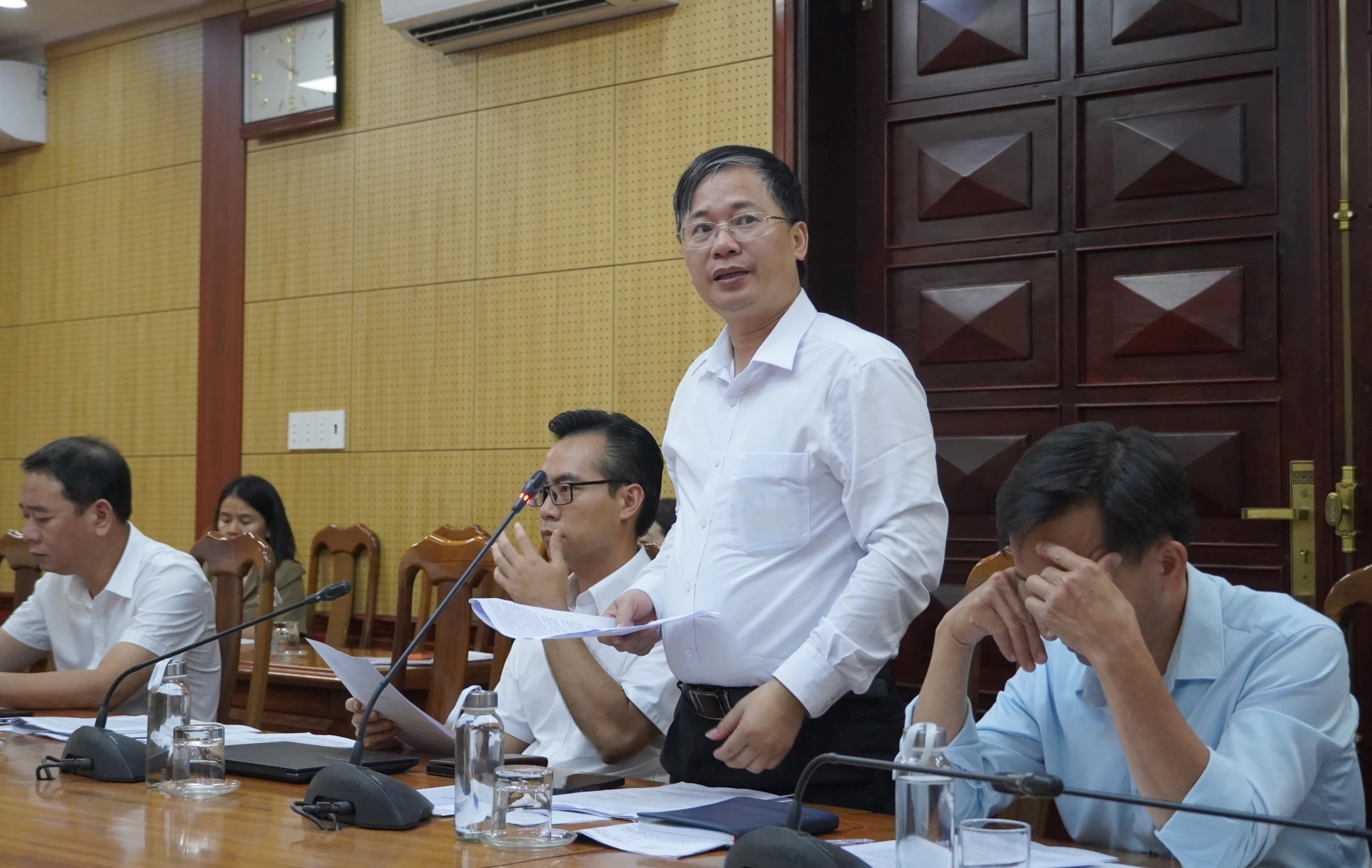 Đại diện Sở Công thương báo cáo kết quả nghiên cứu bước đầu lập Đề án thí điểm xây dựng Khu thương mại tự do tại tỉnh Quảng Trị - Ảnh: HL
