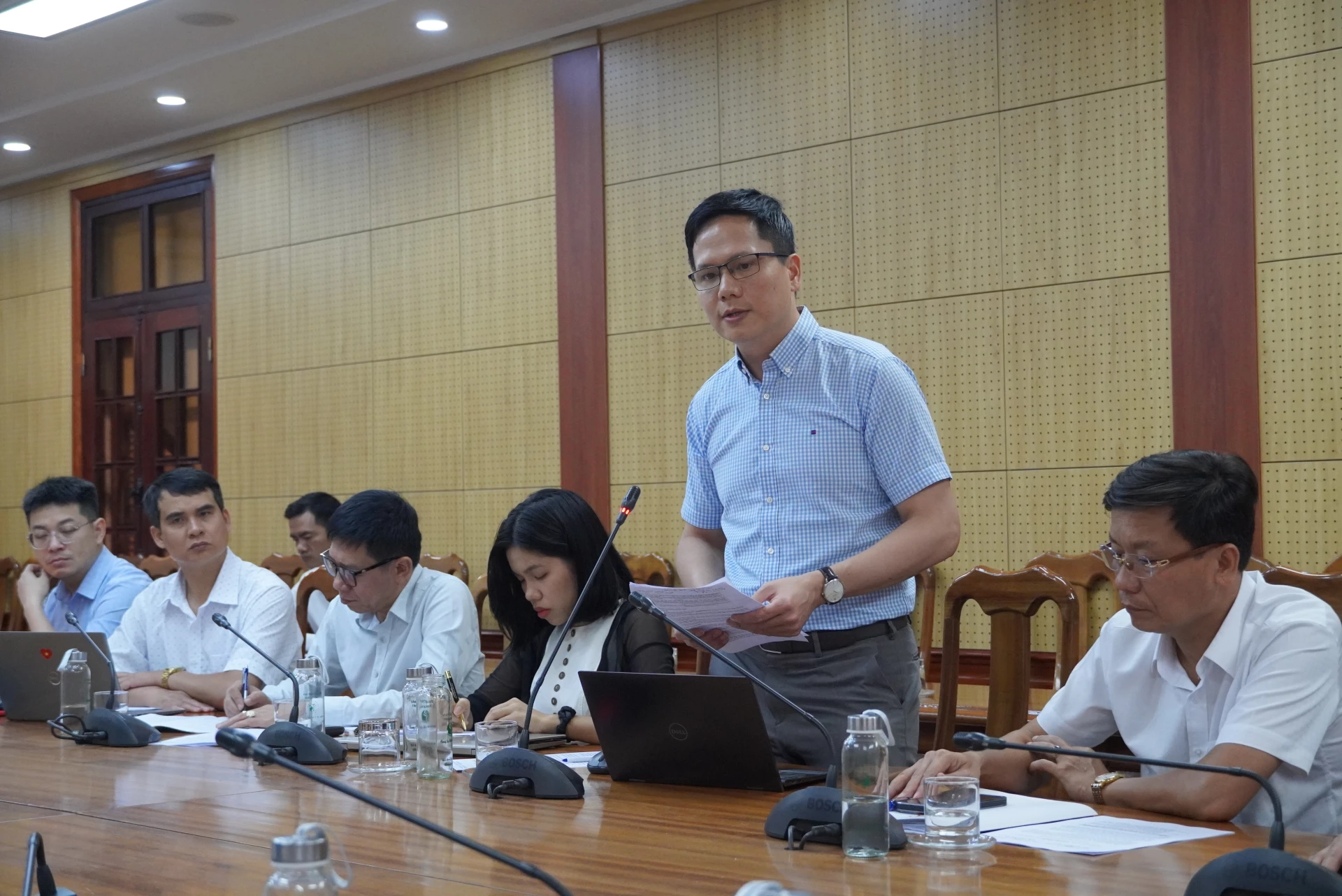 Đại diện Học viện Chính sách và Phát triển-đơn vị tư vấn tham gia ý kiến tại cuộc họp - Ảnh: H.L