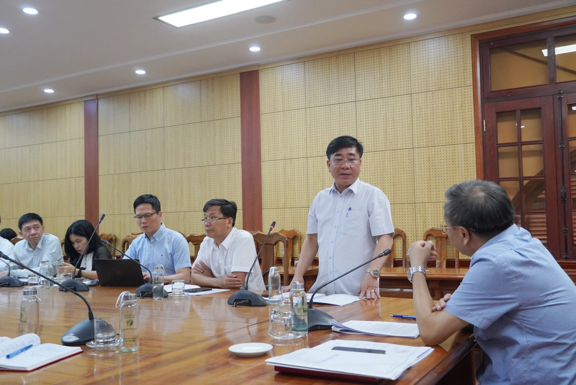 Đại diện lãnh đạo các sở, ngành, đơn vị liên quan tham gia ý kiến tại cuộc họp – Ảnh: HL