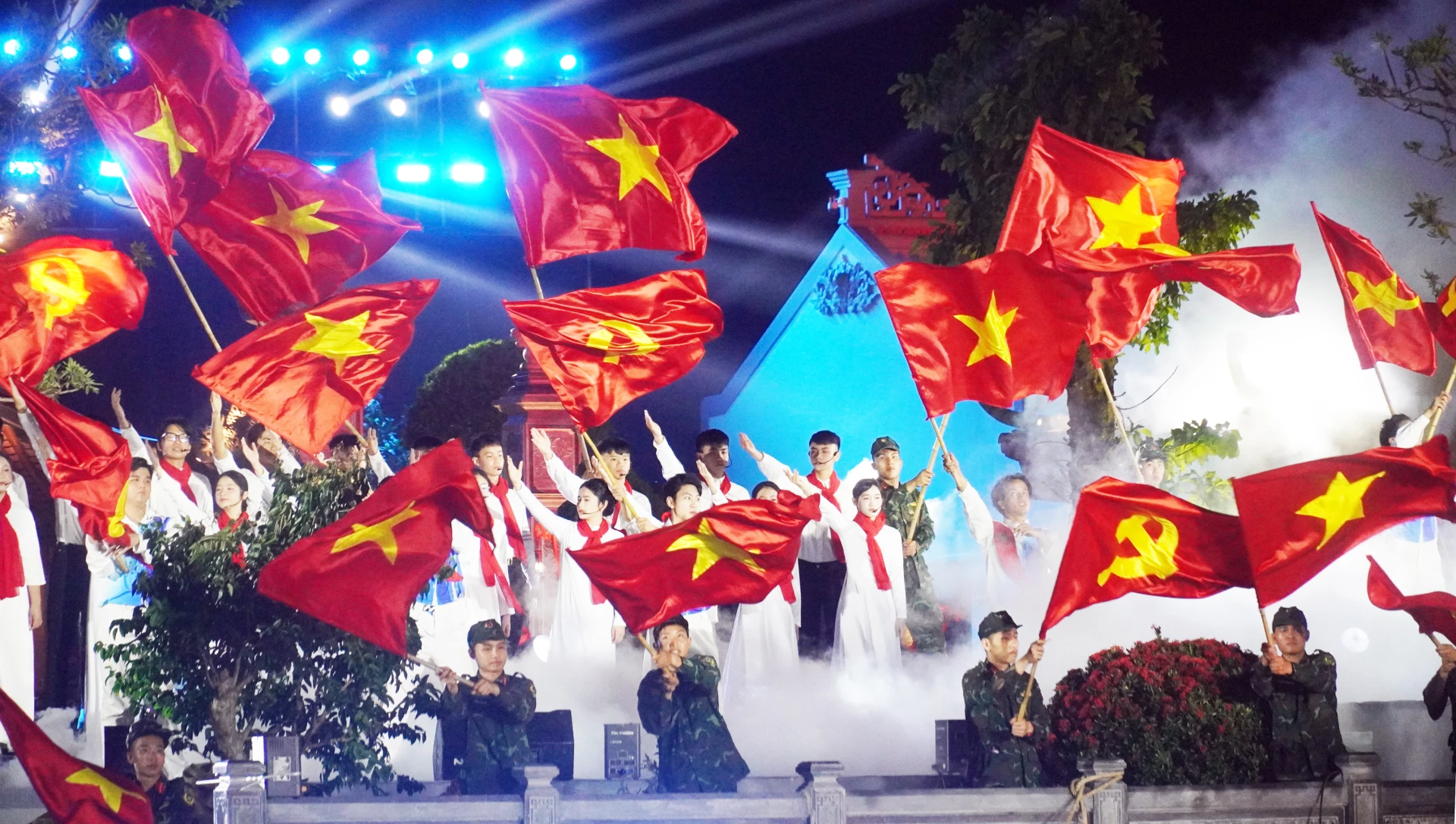 Một tiết mục trong chương trình nghệ thuật Bản hùng ca trên sông - Ảnh: N.M