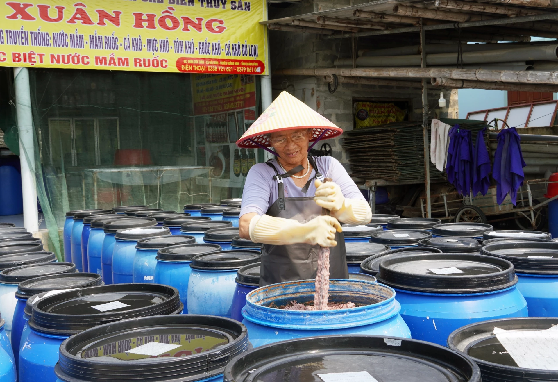 Bà Nguyễn Thị Duế đã có hàng chục năm gắn bó với nghề làm nước mắm truyền thống - Ảnh: L.L