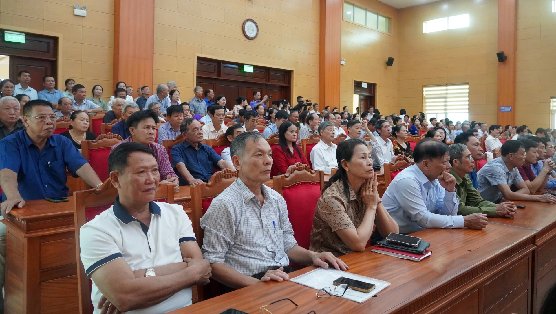 Cử tri tham gia hội nghị - Ảnh: N.M