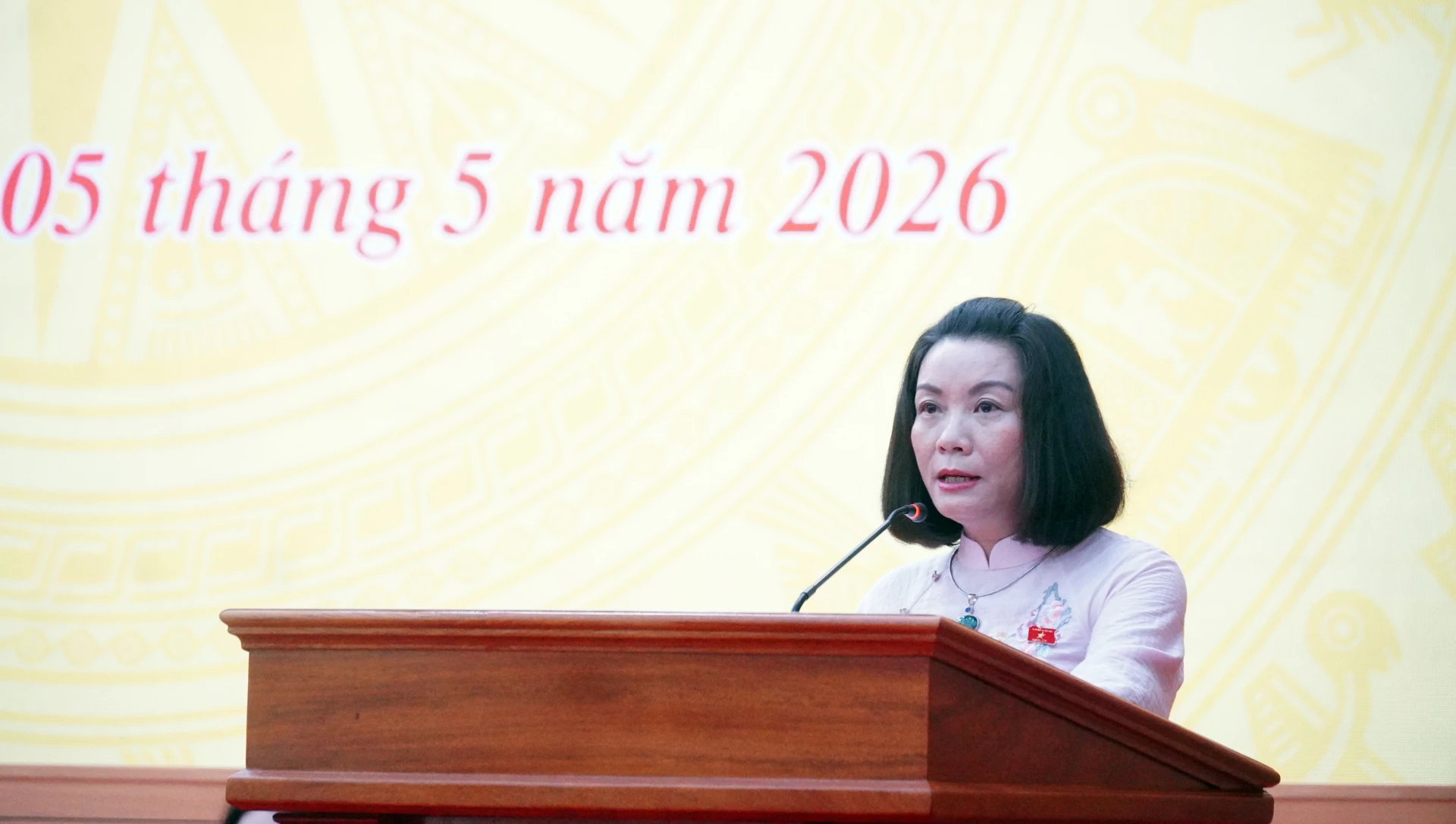 Bà Nguyễn Minh Tâm, Tỉnh ủy viên, Phó Trưởng đoàn chuyên trách Đoàn ĐBQH tỉnh báo cáo kết quả kỳ họp thứ nhất, Quốc hội khóa XVI với cử tri - Ảnh: N.M