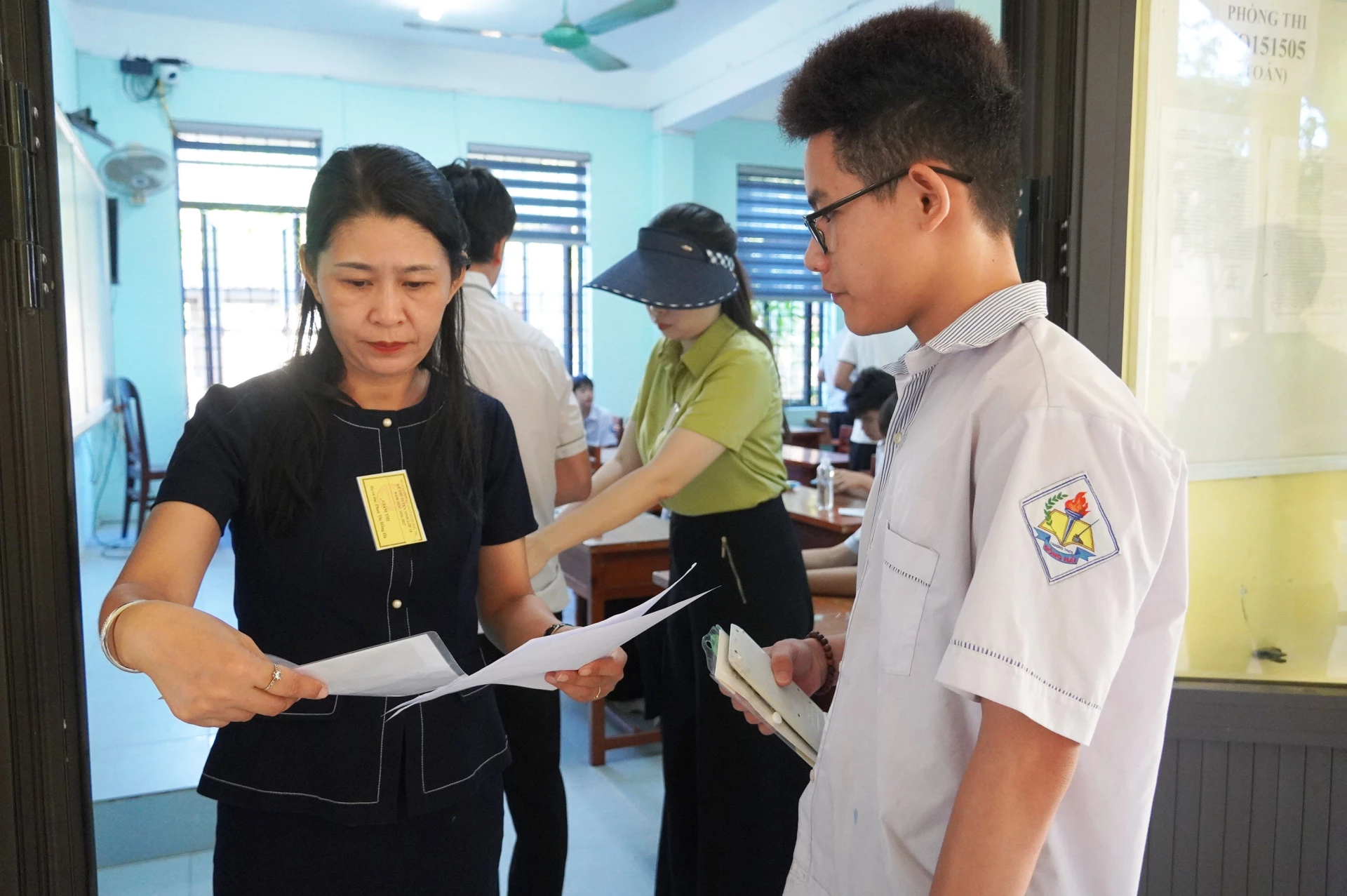 Lực lượng coi thi tăng cường công tác giám sát tại mỗi phòng thi - Ảnh: Nh.V