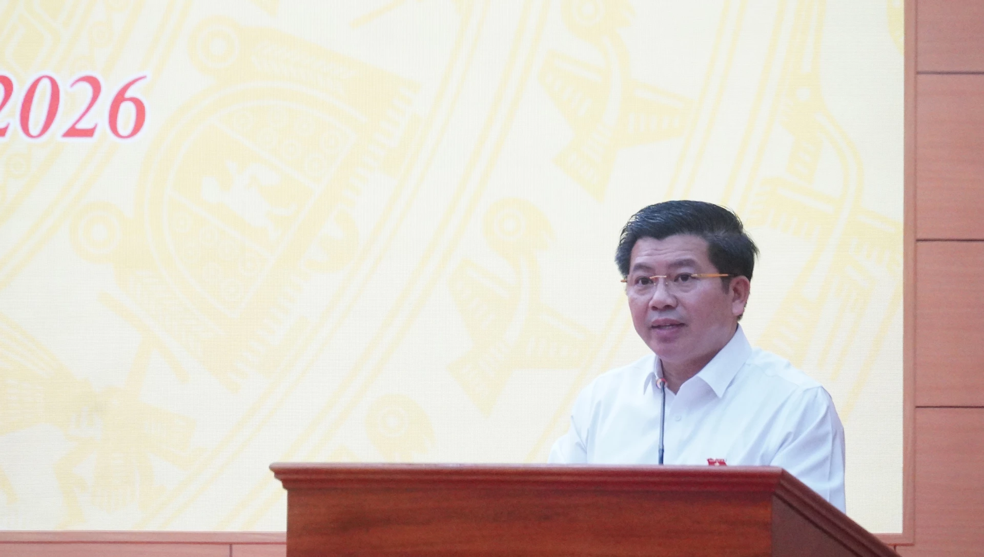 Thay mặt Đoàn ĐBQH tỉnh, ông Trần Vũ Khiêm, Phó Bí thư Thường trực Tỉnh ủy, Trưởng Đoàn ĐBQH tỉnh tiếp thu các ý kiến, kiến nghị của cử tri - Ảnh: N.M