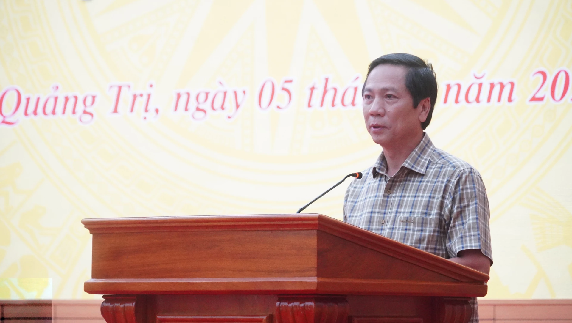Ông Hoàng Nam, Ủy viên Ban Thường vụ Tỉnh ủy, Phó Chủ tịch Thường trực UBND tỉnh giải trình, làm rõ các ý kiến, kiến nghị của cử tri thuộc thẩm quyền - Ảnh: N.M