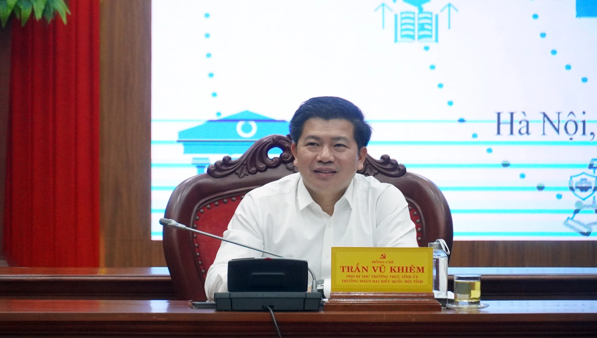 Đồng chí Trần Vũ Khiêm, Phó Bí thư Thường trực Tỉnh ủy, Trưởng Đoàn ĐBQH tỉnh dự tọa đàm tại điểm cầu Quảng Trị - Ảnh: N.M