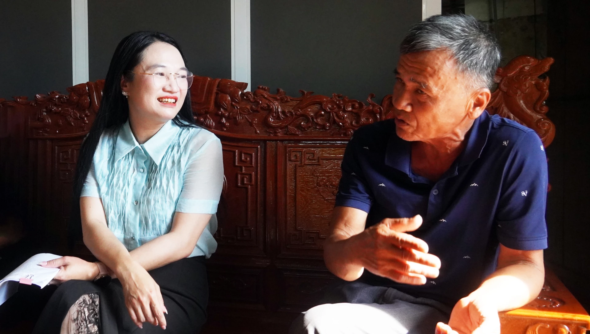 Bà Trần Ngọc Hương, Phó Chủ tịch UBND phường Bắc Gianh trao đổi với ông Nguyễn Thanh Phong - Ảnh: N.M
