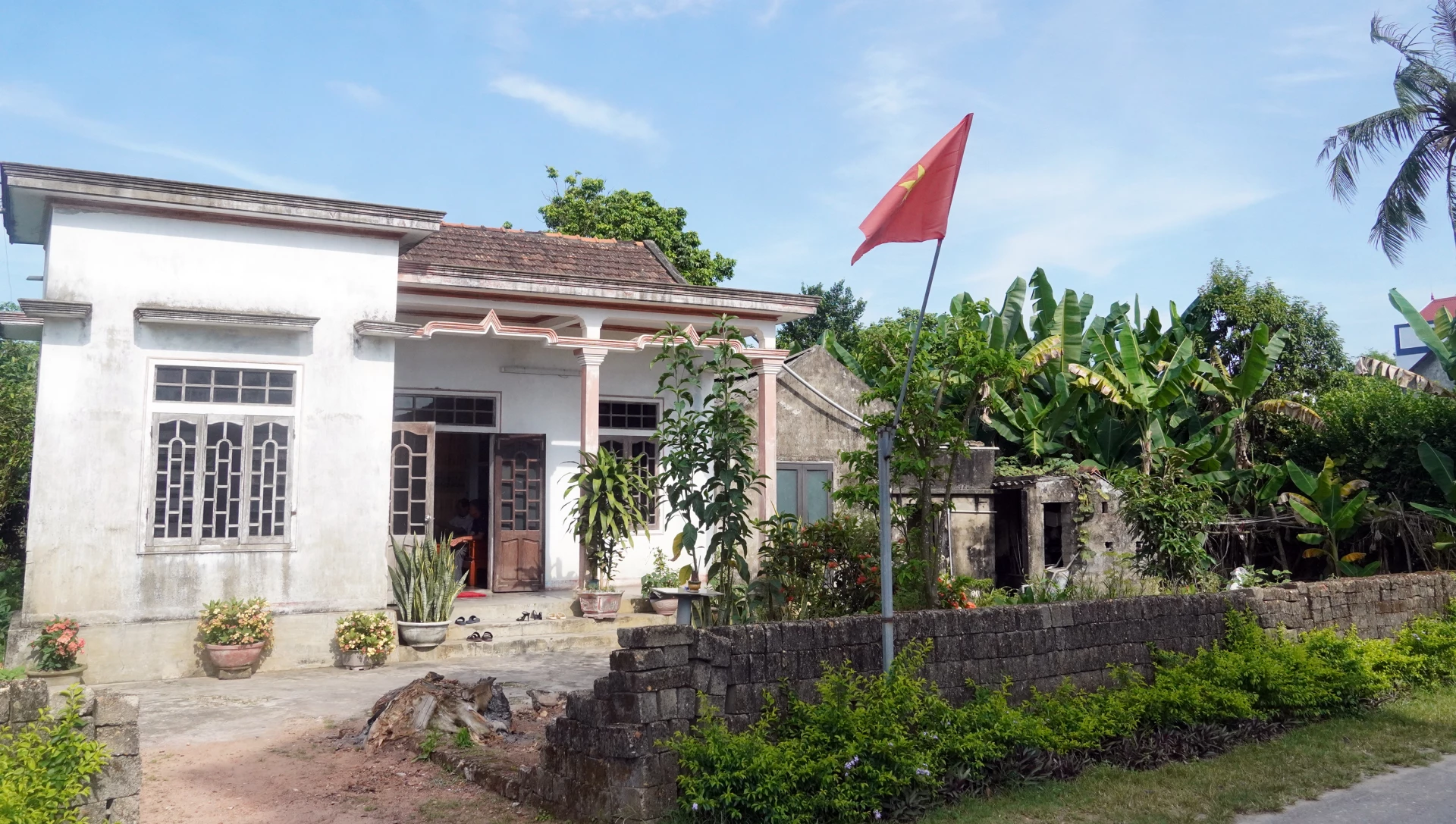 Thửa đất tranh chấp và ngôi nhà của ông Nguyễn Thanh Phong - Ảnh: N.M