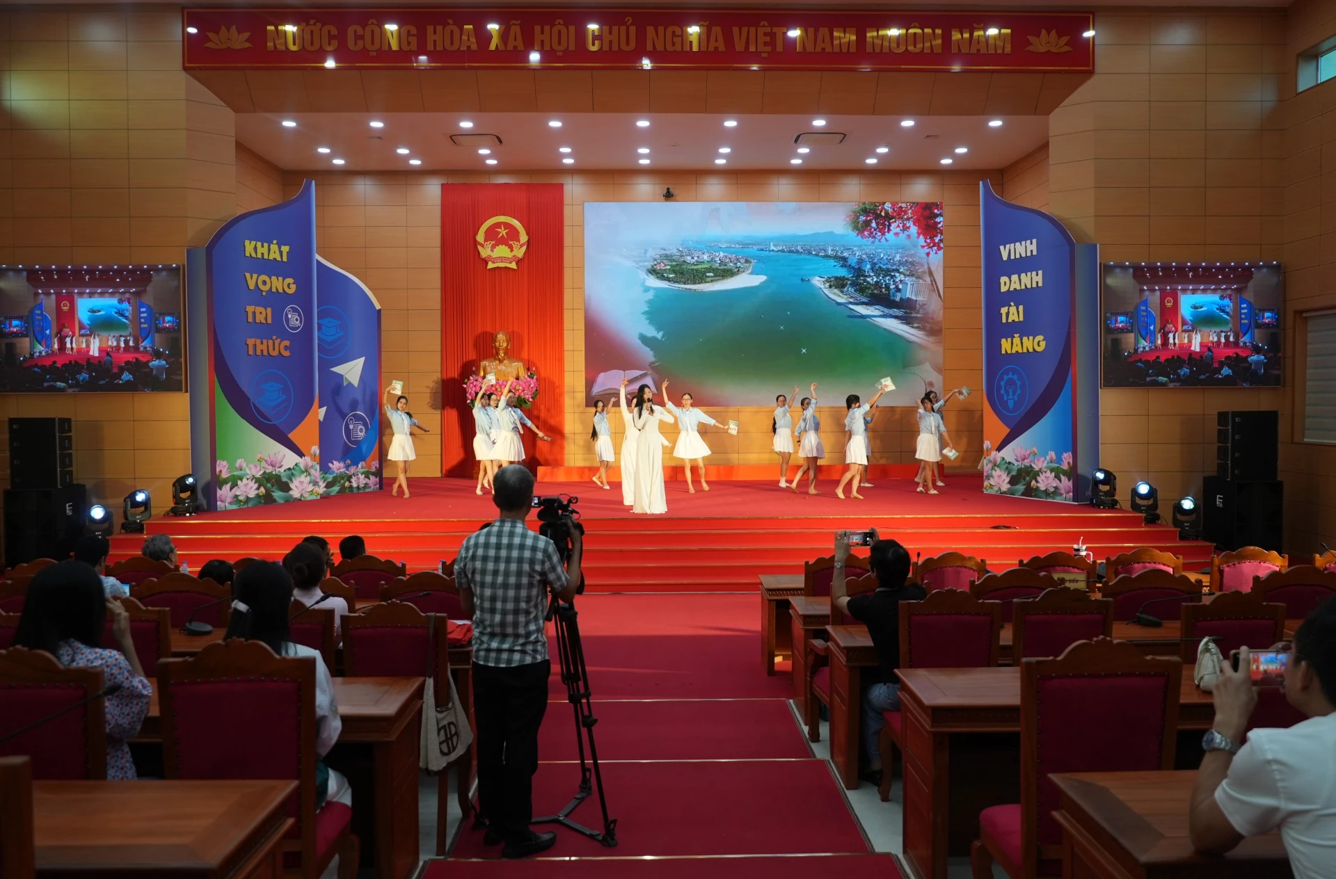 Quang cảnh buổi tổng duyệt chương trình - Ảnh: T.Đ