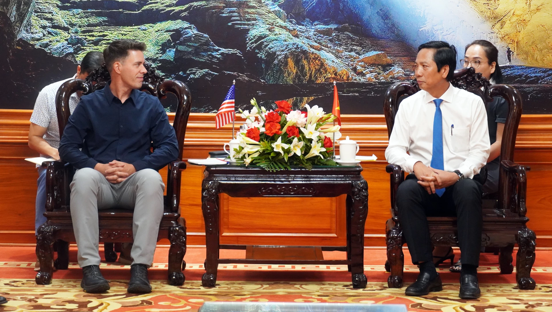 Ông Hoàng Nam, Phó Chủ tịch Thường trực UBND tỉnh Quảng Trị trao đổi với ông Ethan Rinks, Quản lý Chương trình, Văn phòng Giải trừ Vũ khí và Quân bị, Cục Chính trị - Quân sự, Bộ Ngoại giao Hoa Kỳ - Ảnh: N.M