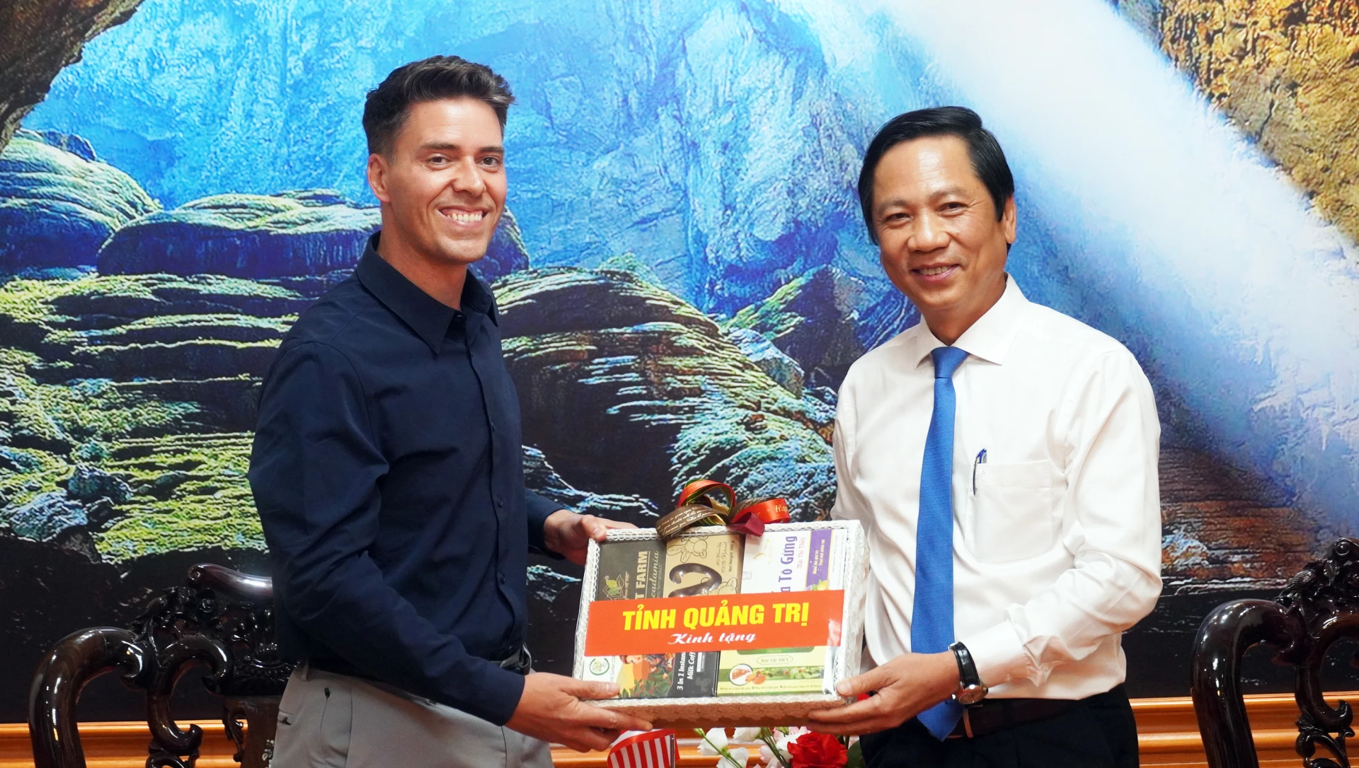 Ông Hoàng Nam, Ủy viên Ban Thường vụ Tỉnh ủy, Phó Chủ tịch Thường trực UBND tỉnh tặng quà lưu niệm cho ôngEthan Rinks, Quản lý Chương trình, Văn phòng Giải trừ Vũ khí và Quân bị, Cục Chính trị - Quân sự, Bộ Ngoại giao Hoa Kỳ - Ảnh: N.M