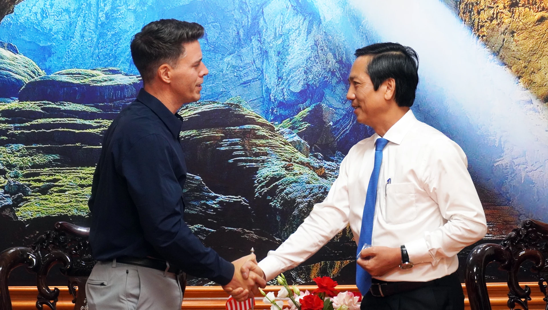 Ông Hoàng Nam, Phó Chủ tịch Thường trực UBND tỉnh Quảng Trị trao đổi với ông Ethan Rinks, Quản lý Chương trình, Văn phòng Giải trừ Vũ khí và Quân bị, Cục Chính trị - Quân sự, Bộ Ngoại giao Hoa Kỳ - Ảnh: N.M