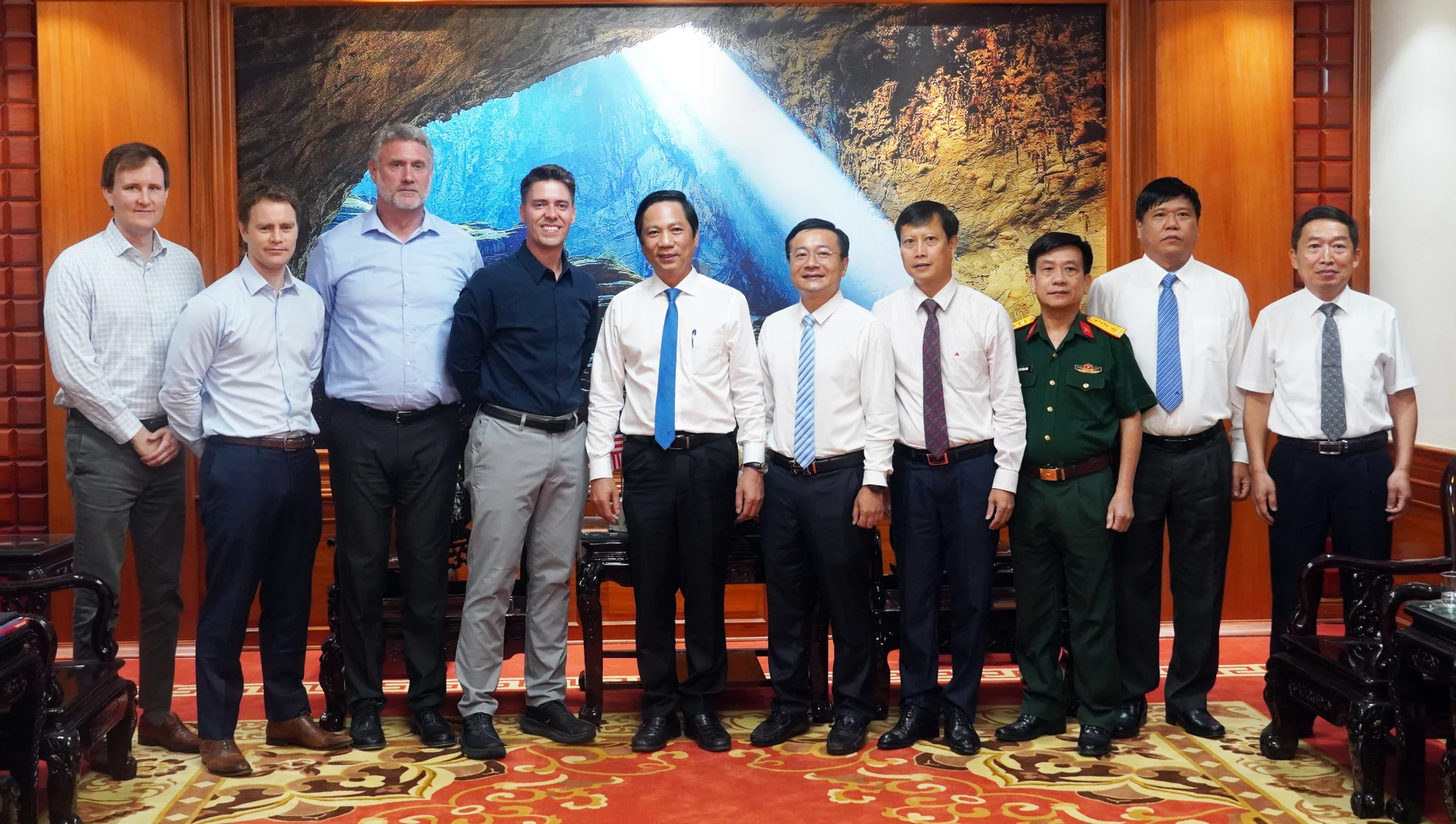 Các đại biểu chụp ảnh lưu niệm tại buổi tiếp - Ảnh: N.M