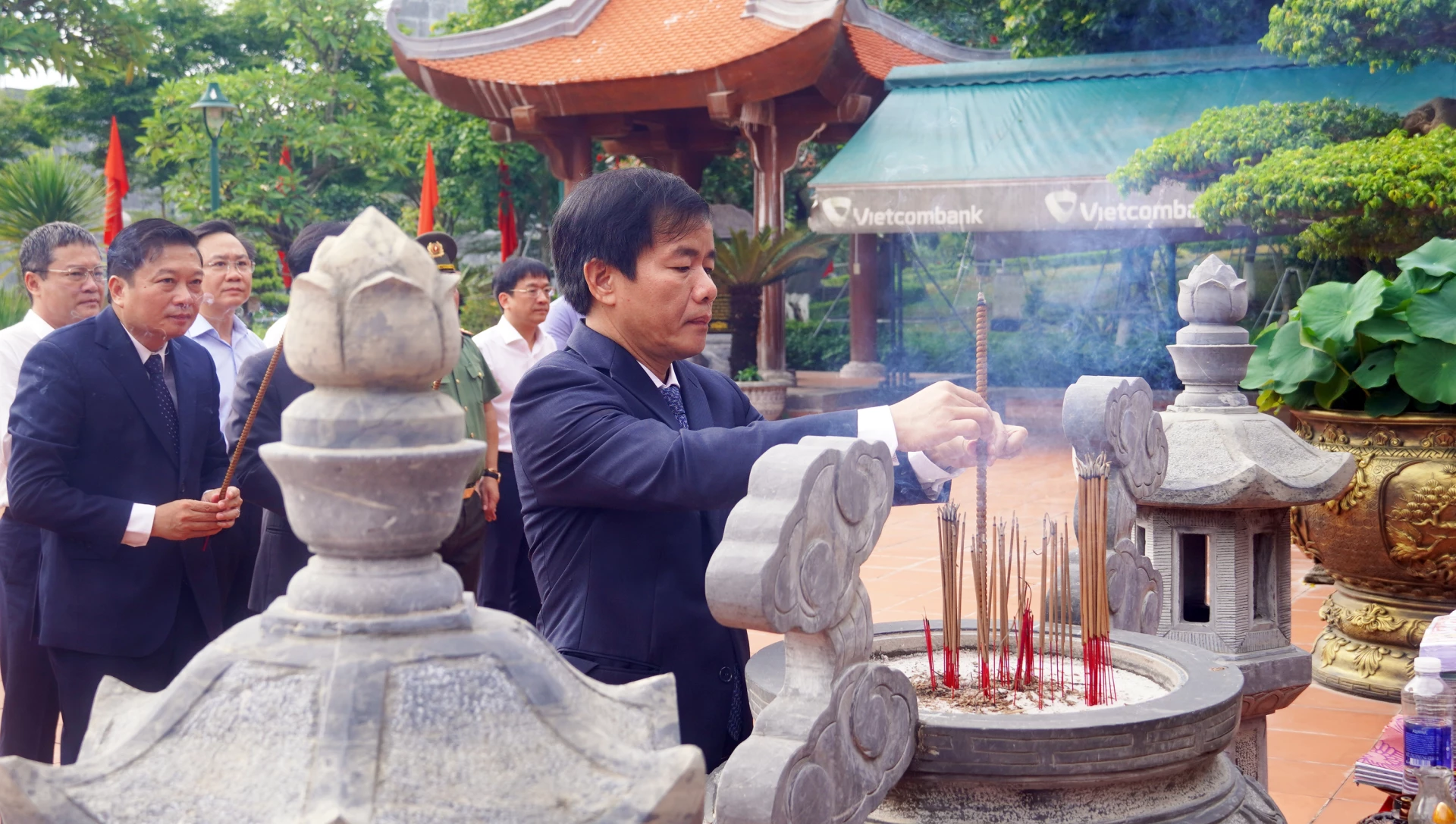 Đồng chí Nguyên Văn Phương, Ủy viên Trung ương Đảng, Bí thư Tỉnh ủy và các đồng chí lãnh đạo tỉnh dâng hương tưởng nhớ Chủ tịch Hồ Chí Minh và các Anh hùng, liệt sĩ - Ảnh: N.M