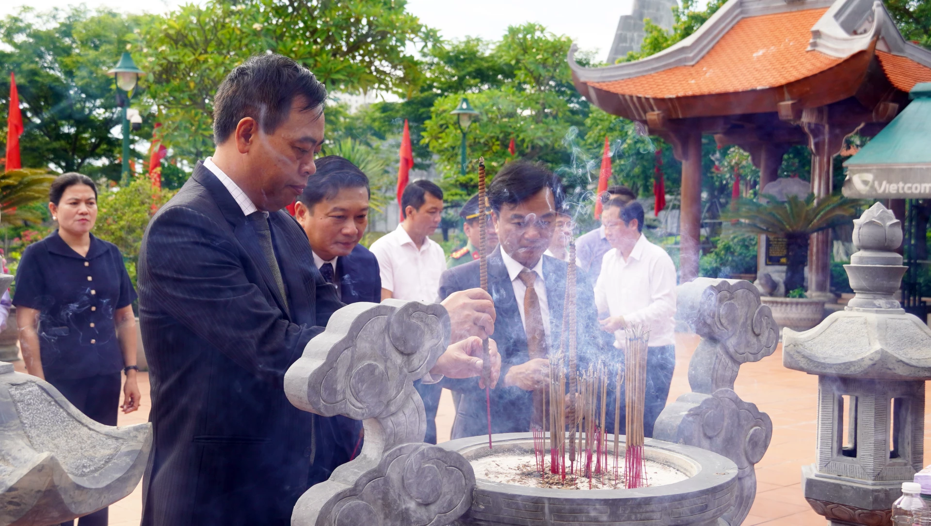 Các đồng chí lãnh đạo tỉnh dâng hương tưởng nhớ Bác Hồ và các Anh hùng liệt sĩ - Ảnh: N.M