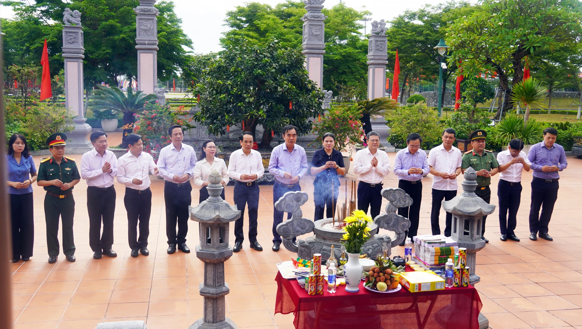 Các đồng chí lãnh đạo tỉnh dâng hương tưởng nhớ Bác Hồ và các Anh hùng liệt sĩ - Ảnh: N.M