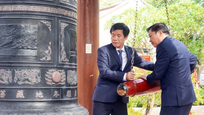 Các đồng chí lãnh đạo tỉnh viếng Đền thờ Bác Hồ và các Anh hùng liệt sĩ