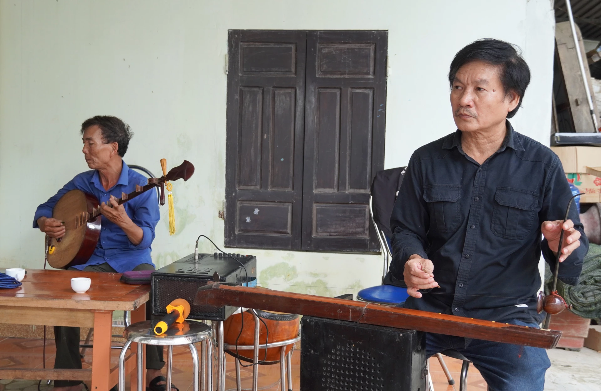 Nhạc công của Câu lạc bộ Nghệ nhân hò khoan Lệ Thủy trong một buổi tập luyện - Ảnh: M.Nhân