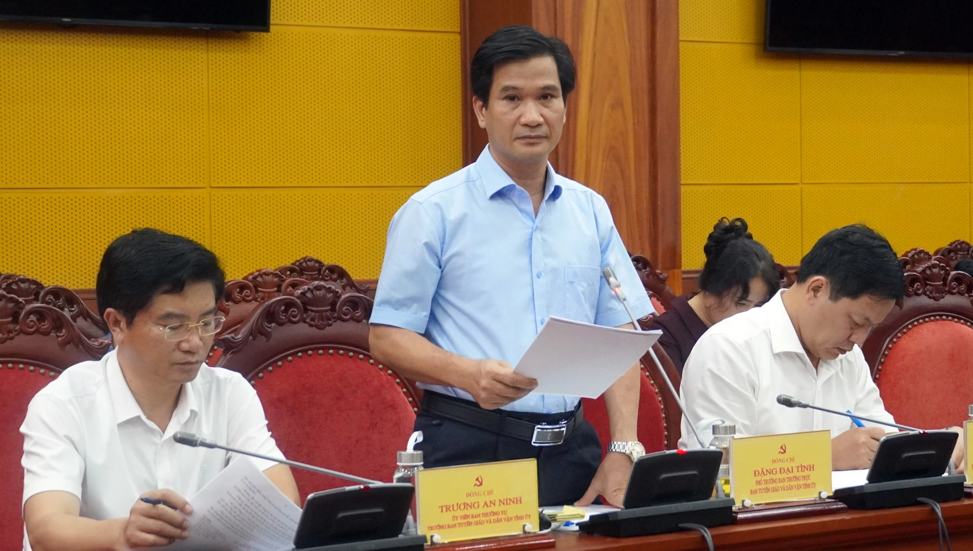 Lãnh đạo Ban TG và DV Tỉnh ủy trình bày báo cáo tại buổi làm việc - Ảnh: N.M