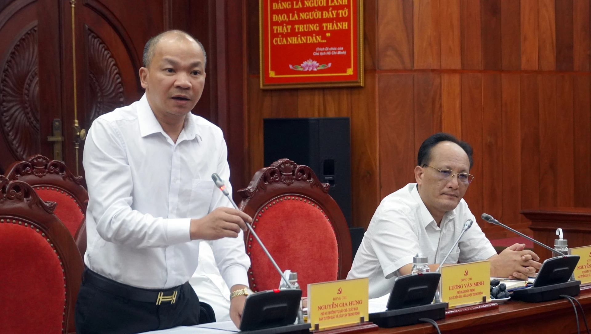 Thành viên đoàn khảo sát phát biểu tại buổi làm việc - Ảnh: N.M