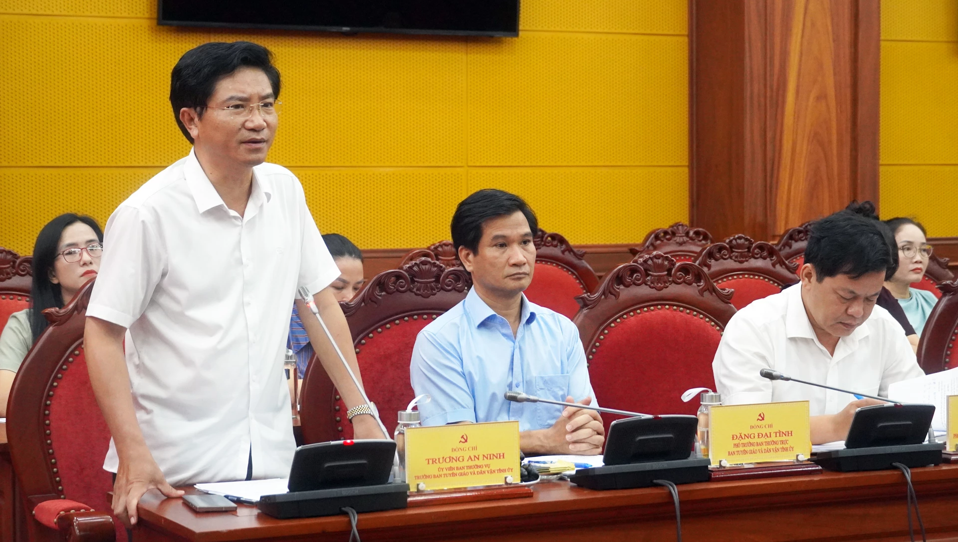 Đồng chí Trương An Ninh, Trưởng ban TG và DV Tỉnh ủy phát biểu tại buổi làm việc - Ảnh: N.M