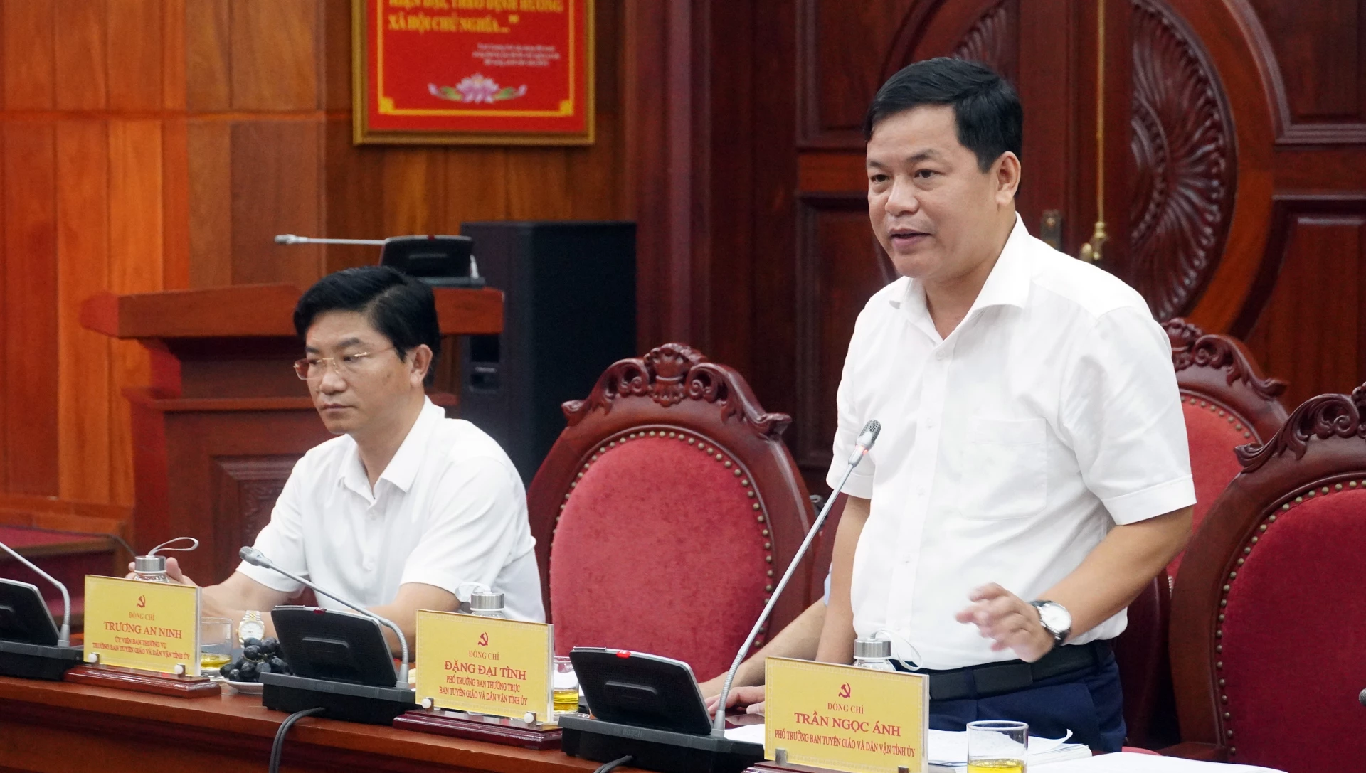 Lãnh đạo Ban TG và DV Tỉnh ủy trình bày báo cáo tại buổi làm việc - Ảnh: N.M