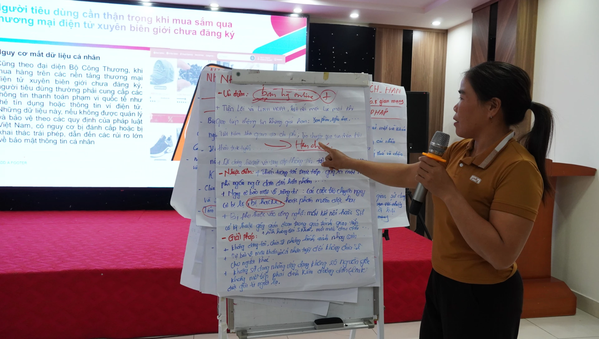 Chị Hồ Thị Quế, xã Trường Sơn tham gia một lớp tập huấn về nâng cao năng lực số của Hội Liên hiệp Phụ nữ tỉnh - Ảnh: NVCC