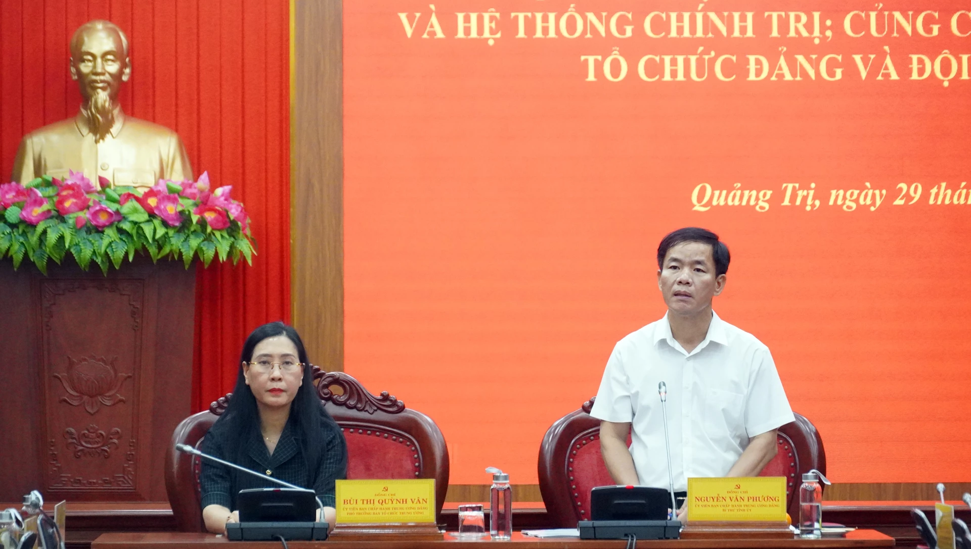 Đồng chí Nguyễn Văn Phương, Ủy viên Trung ương Đảng, Bí thư Tỉnh ủy ttiếp thu ý kiến của đoàn khảo sát tại buổi làm việc - Ảnh: N.M