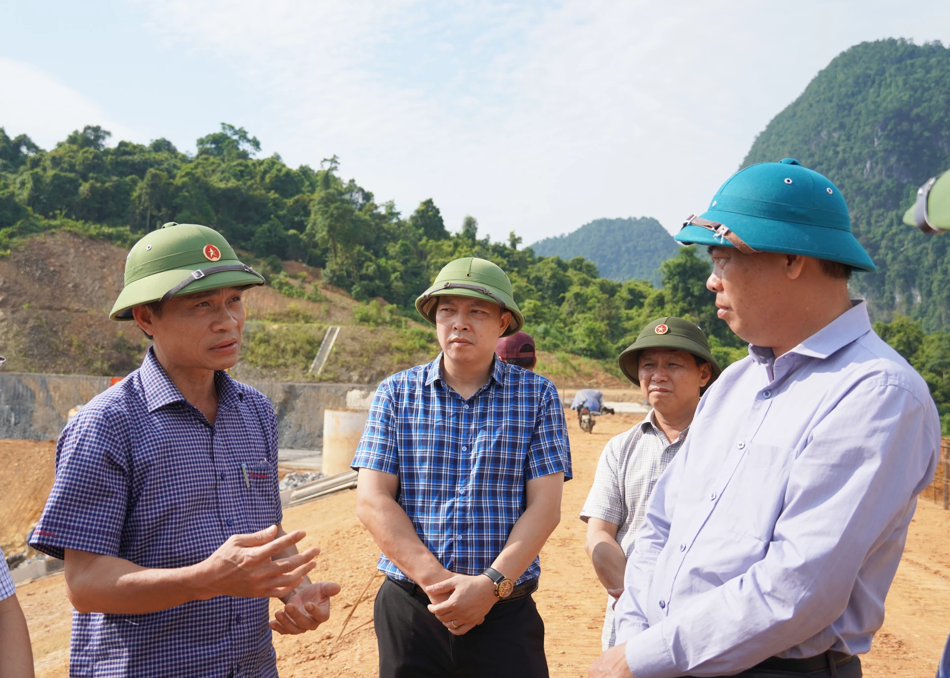 Chính quyền địa phương trình bày các phương án khai thác hiệu quả công trình đập Khe Dỗi sau khi đưa vào sử dụng - Ảnh X.P