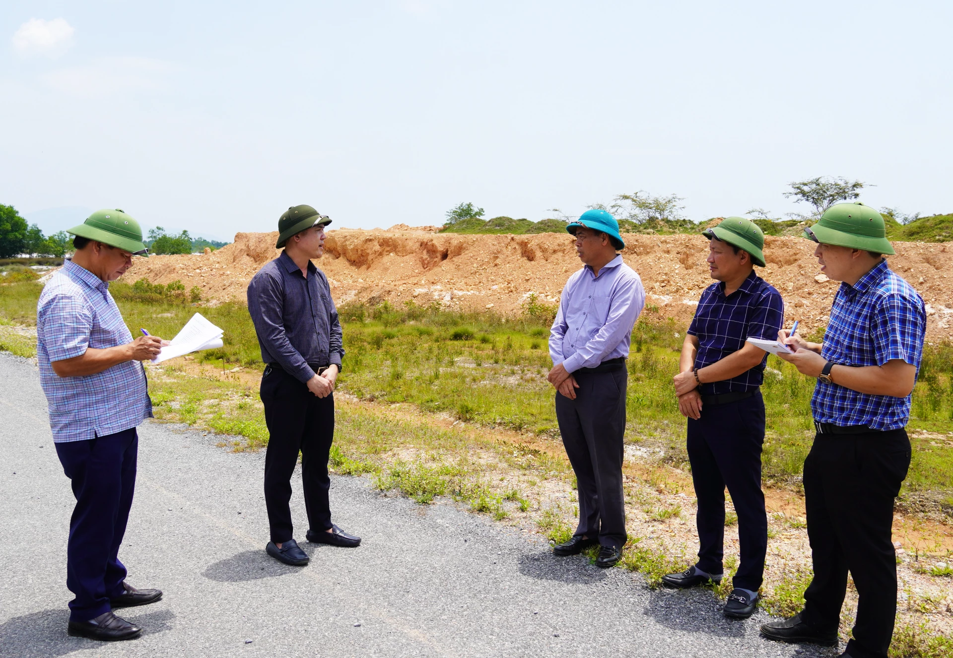 Đoàn công tác của Thường trực HĐND tỉnh kiểm tra tiến độ các công trình giao thông tại huyện Quảng Trạch cũ - Ảnh: X.P