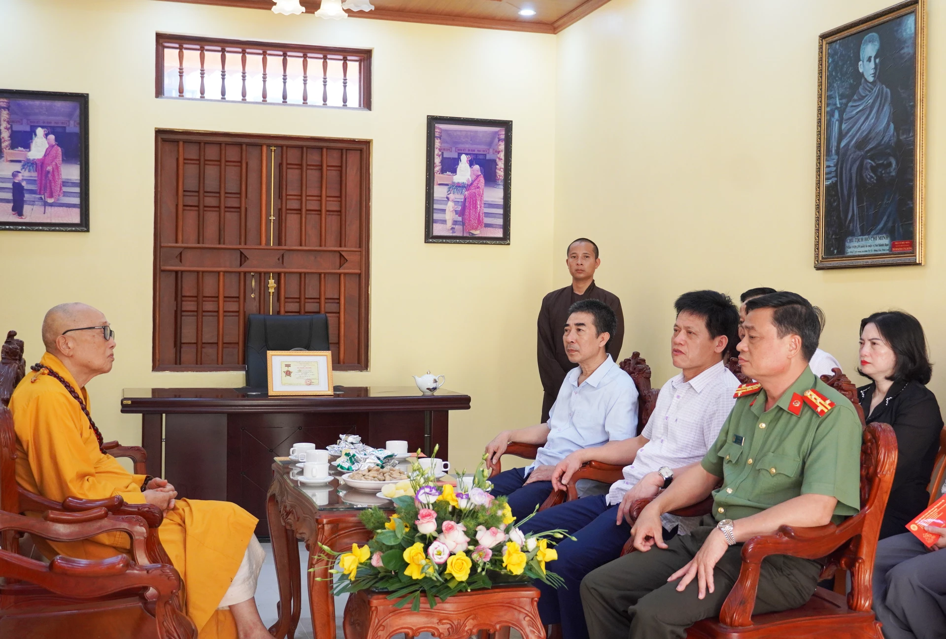 Đồng chí Lê Văn Bảo, Phó Chủ tịch UBND tỉnh cùng trò chuyện cùng Ban Trị sự GHPG Việt Nam tỉnh - Ảnh: X.P

