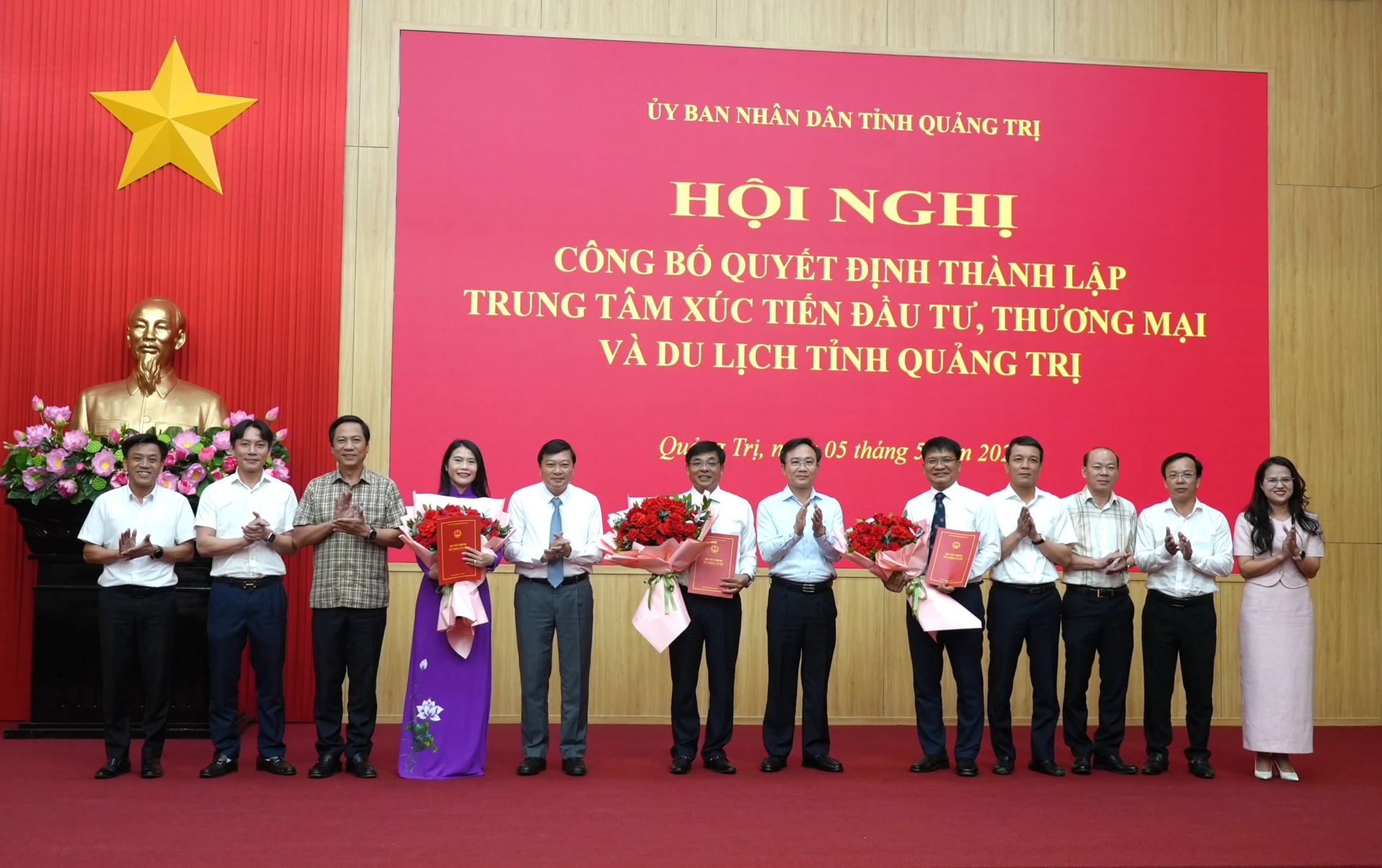 Các đồng chí lãnh đạo tỉnh và các sở, ngành chúc mừng lãnh đạo Trung tâm Xúc tiến Đầu tư, Thương mại và Du lịch tỉnh - Ảnh: T.Đ