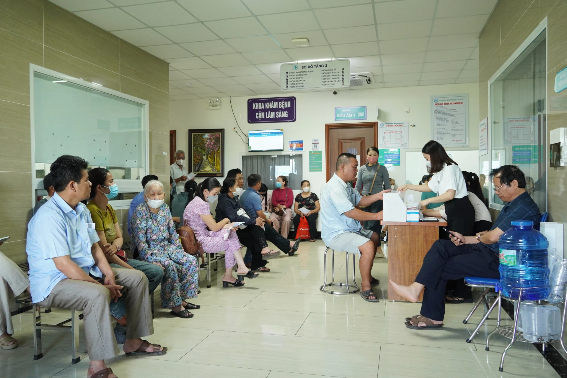 Bảo hiểm y tế giúp người dân giảm gánh nặng chi phí khám, chữa bệnh - Ảnh: H.L