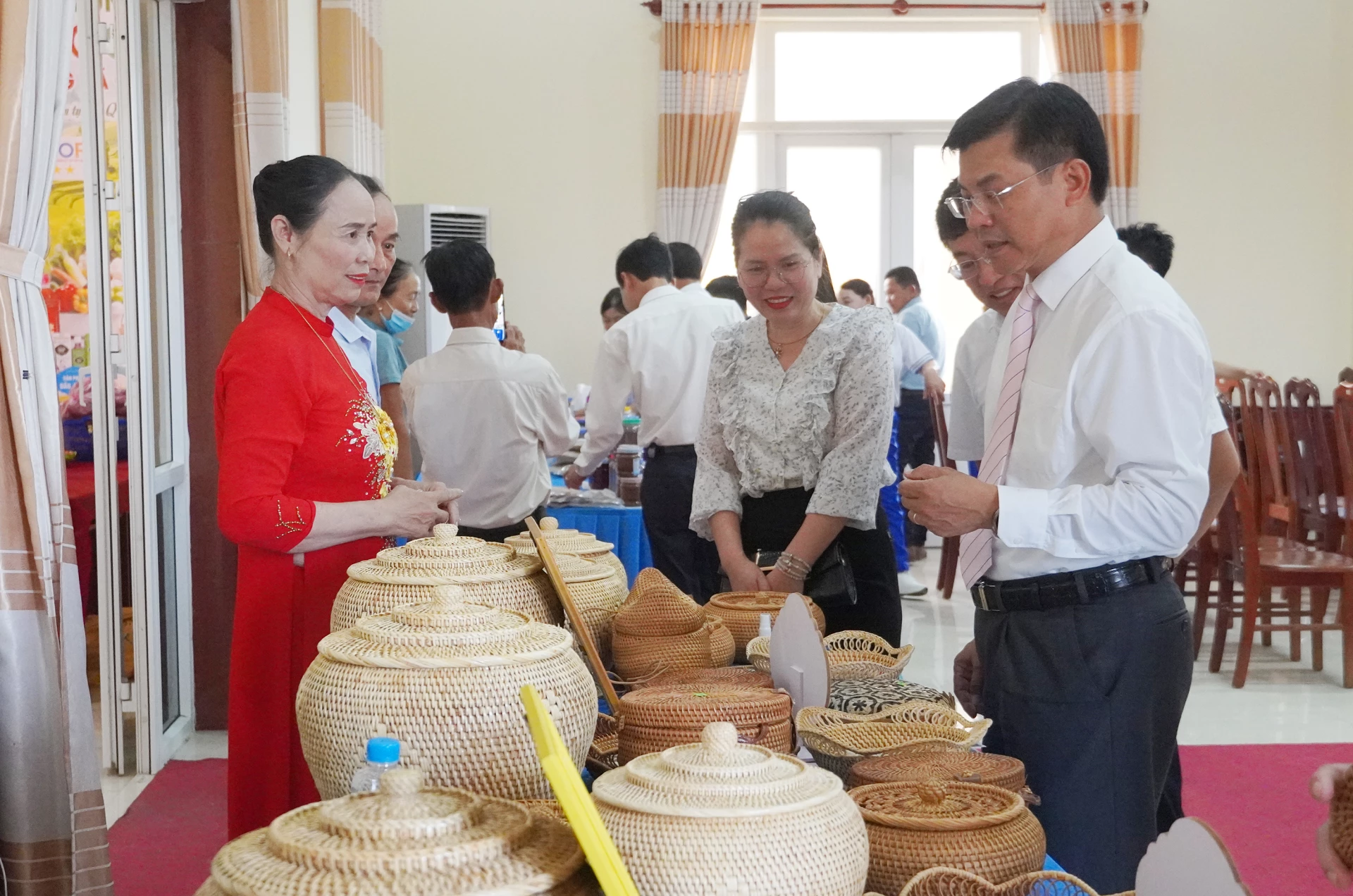Nhờ ứng dụng công nghệ số, các sản phẩm của Hợp tác xã Sản xuất dịch vụ mây xiên Quảng Phương được nhiều người biết đến - Ảnh: X.V