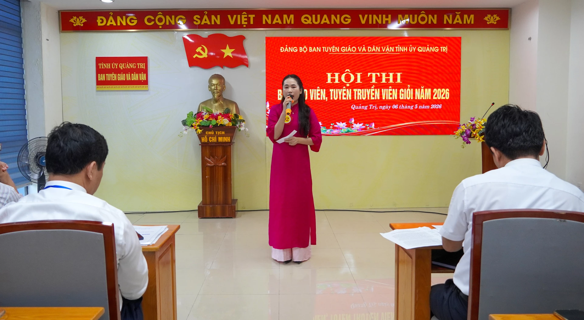 Thí sinh trình bày phần thi tại hội thi - Ảnh: N.H