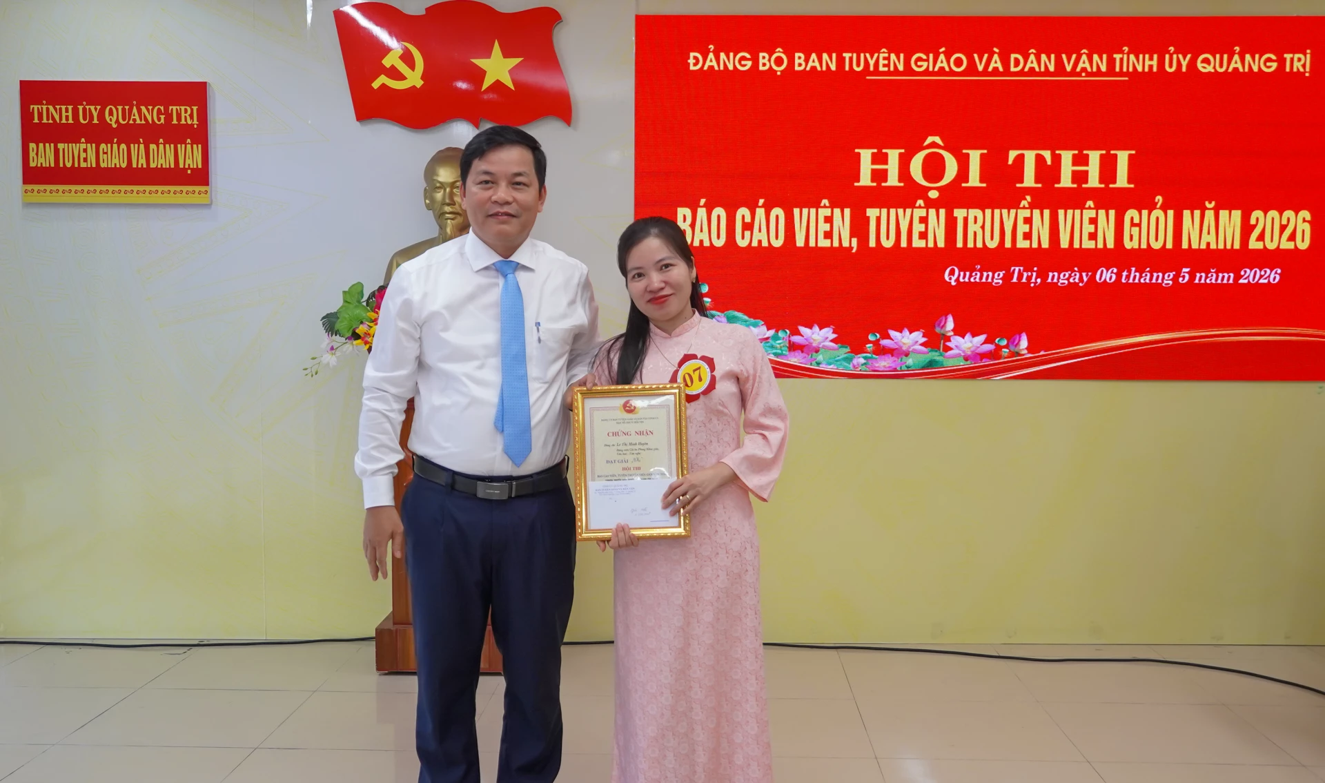 Đồng chí Trần Ngọc Ánh, Phó Trưởng Ban Tuyên giáo và Dân vận Tỉnh ủy trao chứng nhận cho thí sinh đoạt giải nhì - Ảnh: N.H