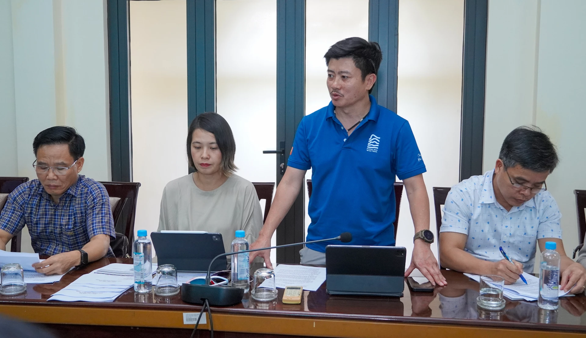 Đại diện lãnh đạo Công ty Cổ phần Phong Nha Wild báo cáo tiến độ tổ chức giải - Ảnh: N.H