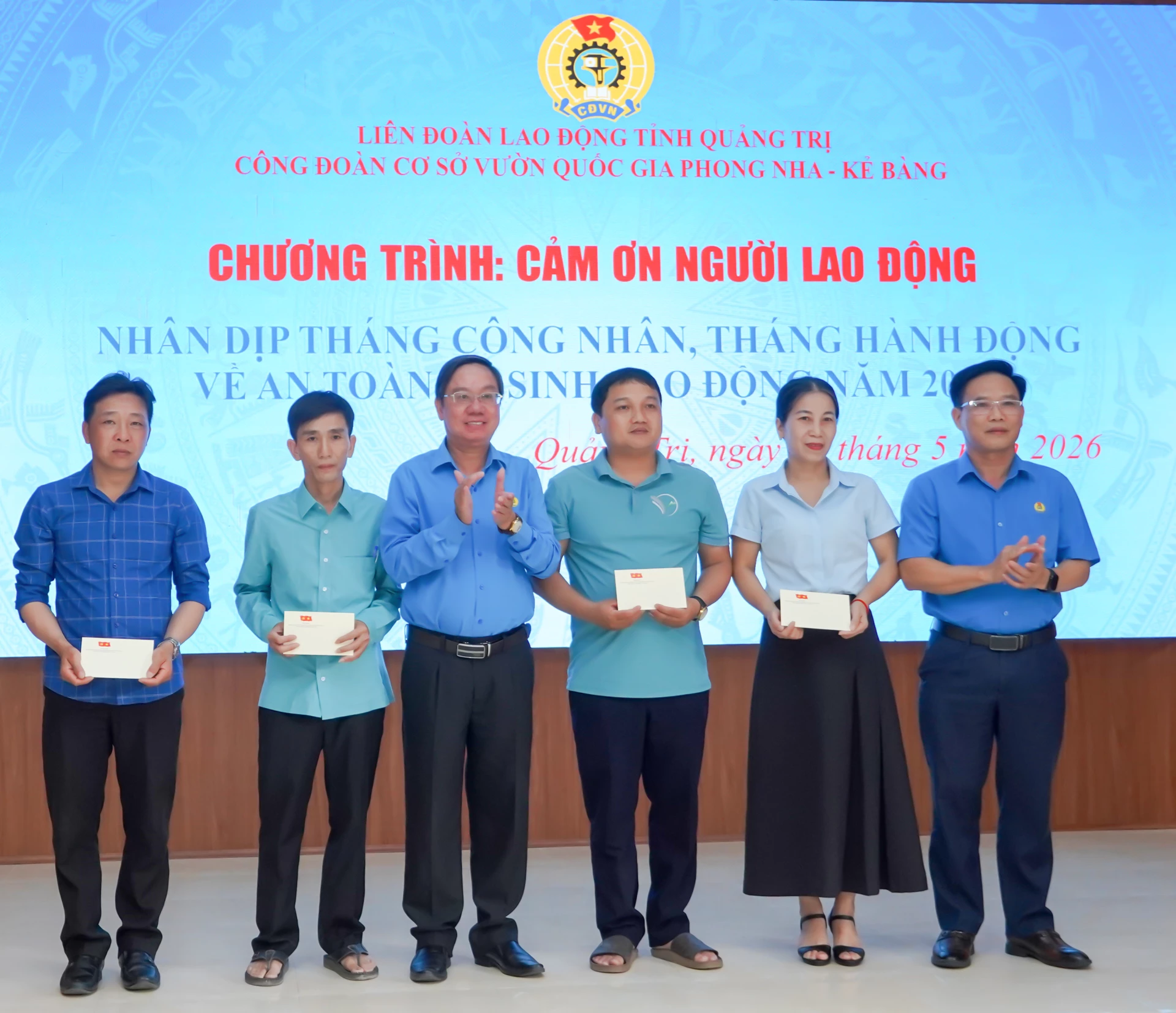 Đại diện lãnh đạo Liên đoàn Lao động tỉnh, Công đoàn cơ sở Vườn Quốc gia Phong Nha- Kẻ Bàng trao quà cho đoàn viên công đoàn có hoàn cảnh đặc biệt khó khăn - Ảnh: N.H