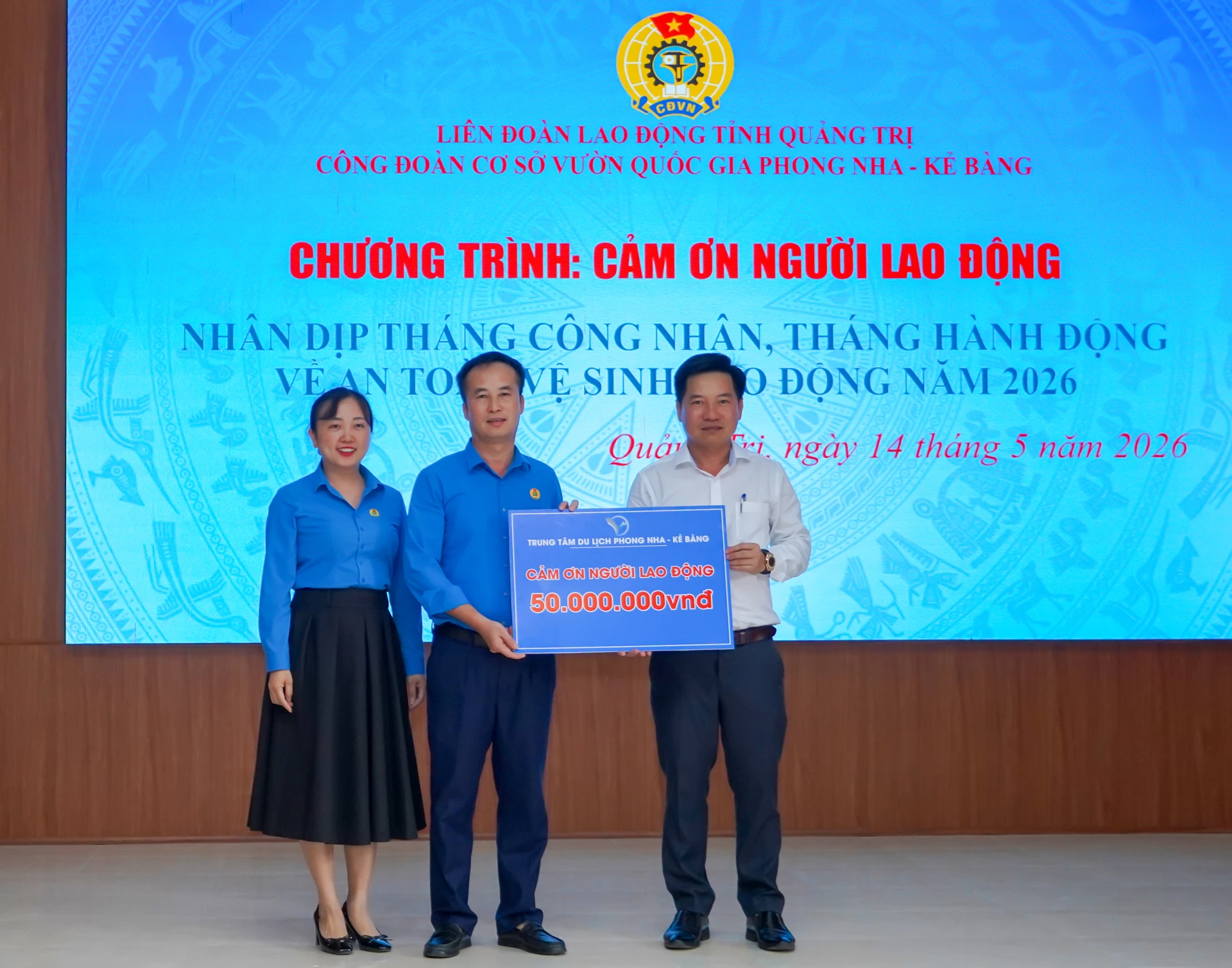 Trung tâm Du lịch Phong Nha- Kẻ Bàng trao 50 triệu đồng “Cảm ơn người lao động” - Ảnh: N.H

