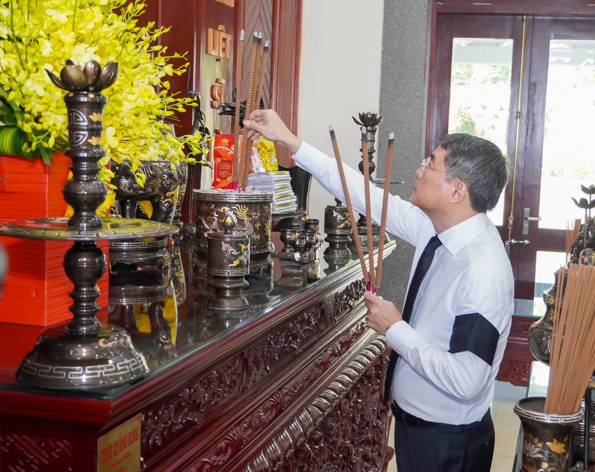 Đồng chí Thủ tướng Chính phủ Lê Minh Hưng dâng hương tại Nghĩa trang liệt sĩ quốc gia Đường 9.