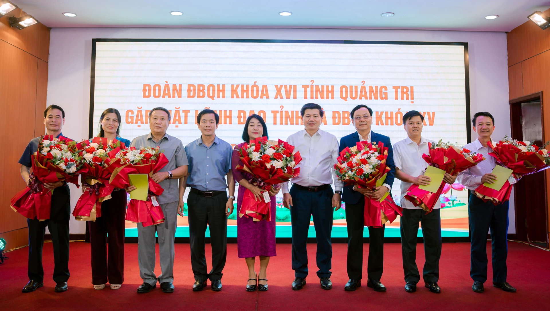 Đồng chí Trần Vũ Khiêm, Phó Bí thư Thường trực Tỉnh ủy, Trưởng Đoàn ĐBQH tỉnh tặng hoa ghi nhận và tri ân những đóng góp tích cực các ĐBQH khóa XV - Ảnh: D.L