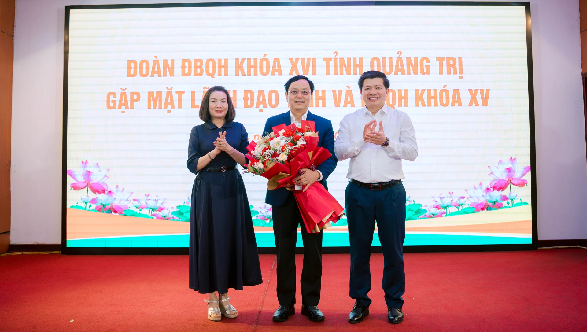 Đồng chí Trần Vũ Khiêm, Phó Bí thư Thường trực Tỉnh ủy, Trưởng Đoàn ĐBQH tỉnh và đồng chí Nguyễn Minh Tâm, Tỉnh ủy viên, Phó Phó Trưởng Đoàn chuyên trách ĐBQH khóa XVI trân trọng ghi nhận những đóng góp của đồng chí Hoàng Đức Thắng, Phó Trưởng Đoàn chuyên trách ĐBQH khóa XV - Ảnh: D.L