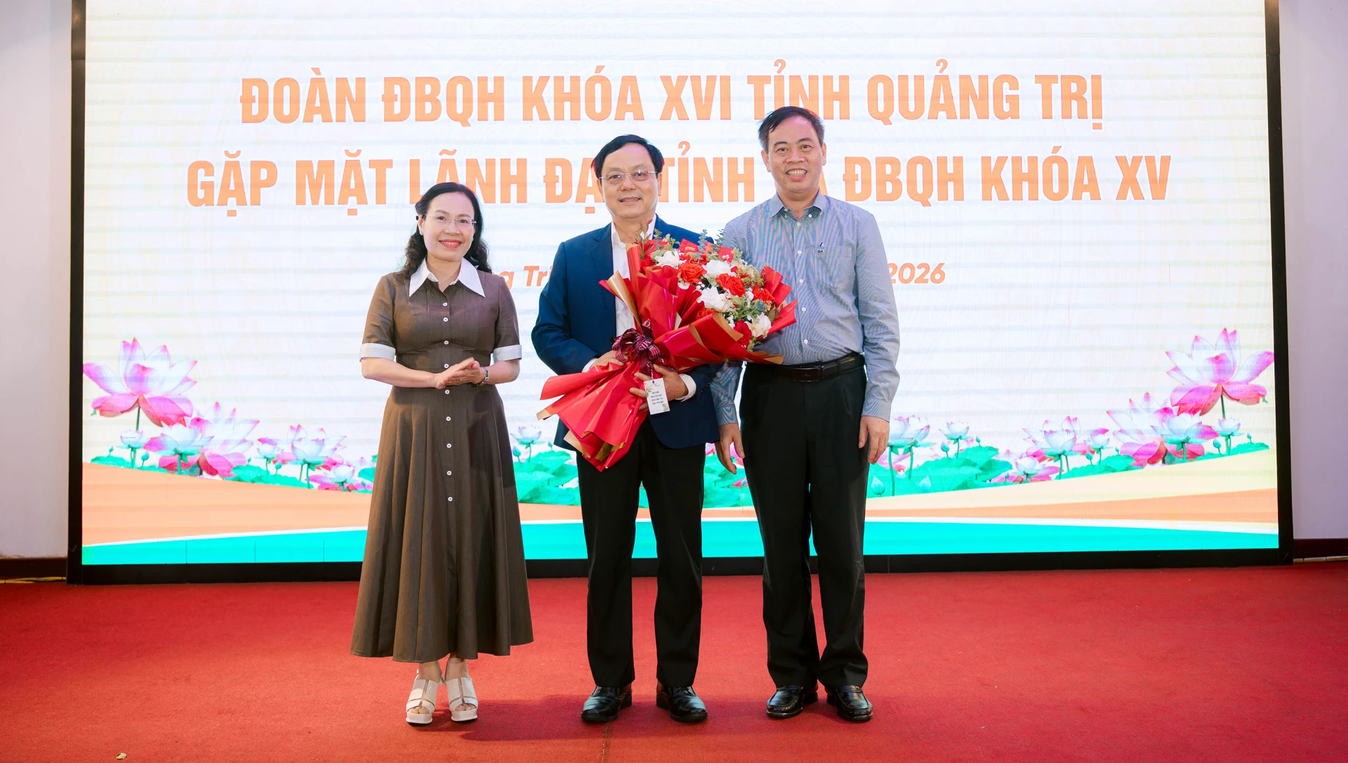 Đồng chí Nguyễn Đăng Quang, Phó Bí thư Tỉnh ủy, Chủ tịch HĐND tỉnh và đồng chí Phạm Thị Hân, Ủy viên Ban Thường vụ Tỉnh ủy, Phó Chủ tịch Thường trực HĐND tỉnh chúc mừng và trân trọng ghi nhận những đóng góp của đồng chí Hoàng Đức Thắng, Phó Trưởng Đoàn chuyên trách ĐBQH khóa XV - Ảnh: D.L
