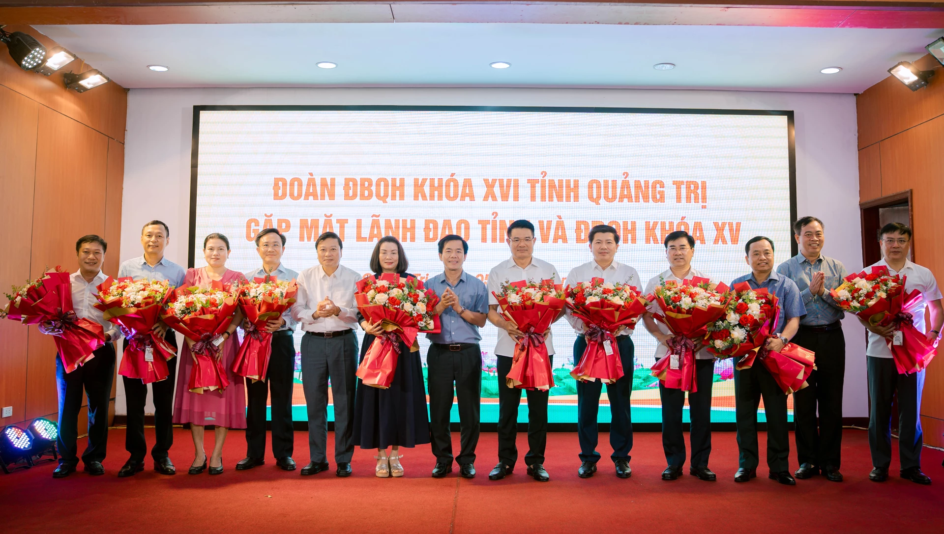 Đồng chí Nguyễn Văn Phương, Ủy viên Trung ương Đảng, Bí thư Tỉnh ủy tặng hoa chúc mừng các ĐBQH tỉnh khóa XVI - Ảnh: D.L